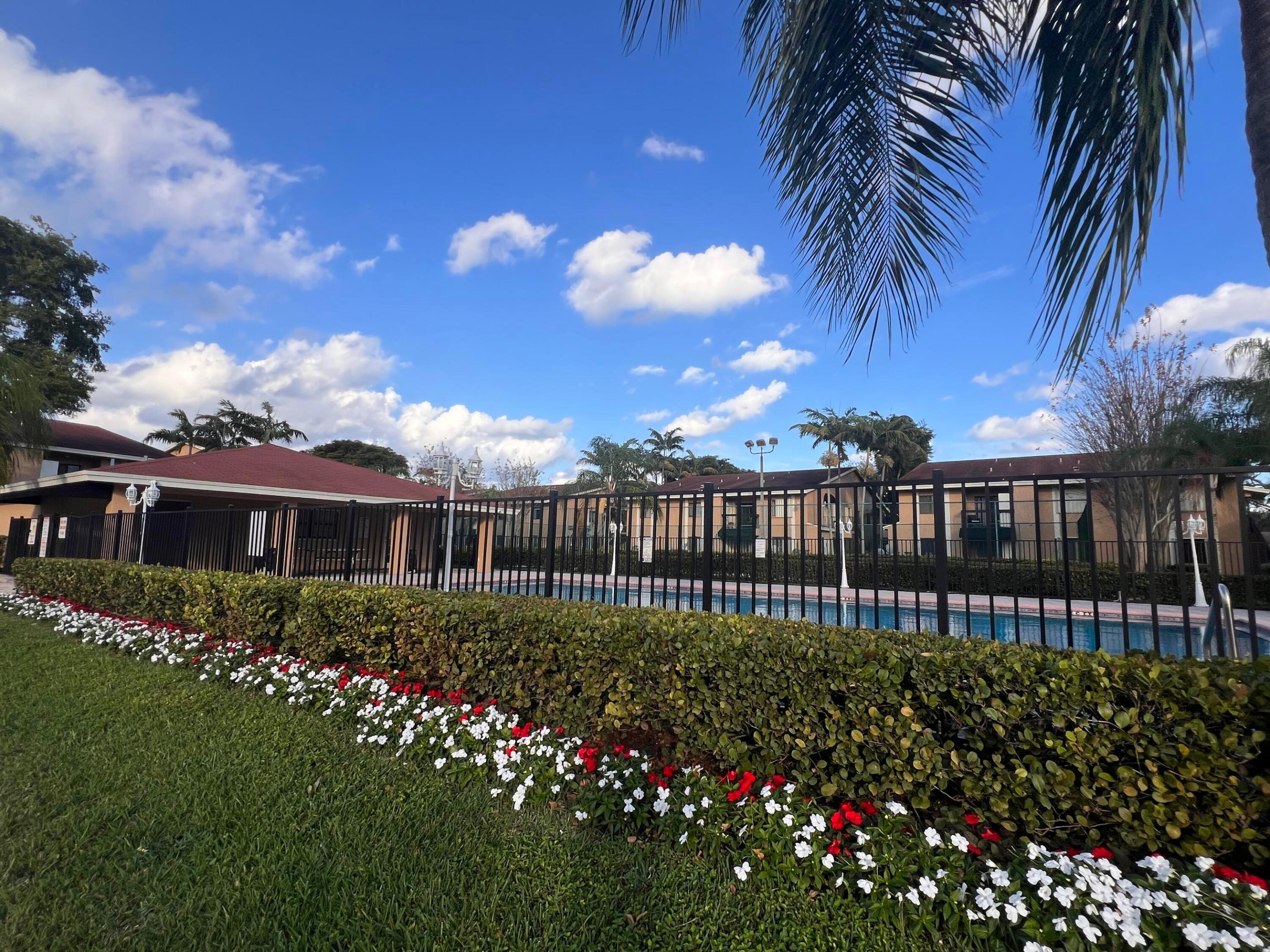 LAURELS AT SHERWOOD CONDO - Residential