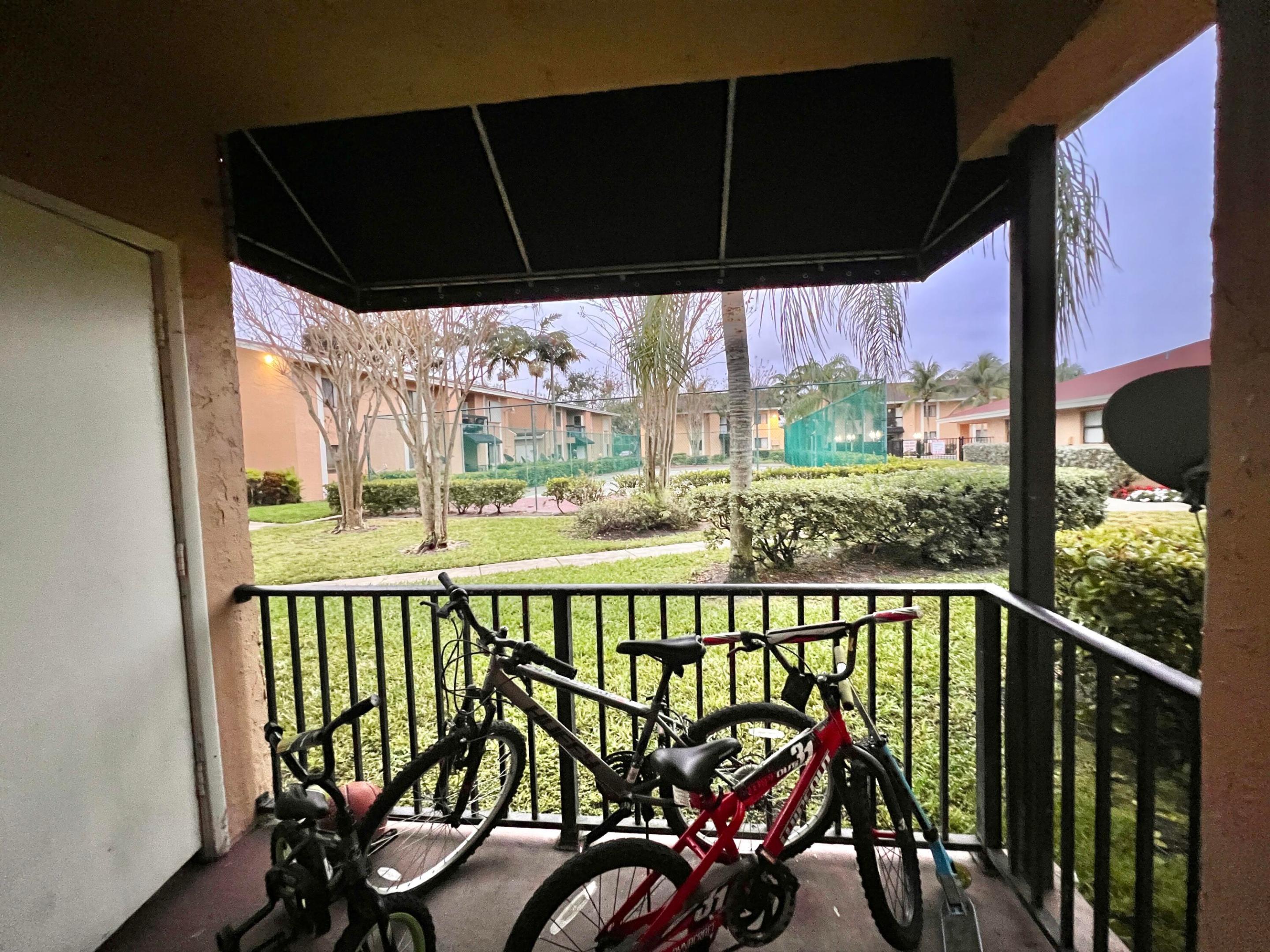 LAURELS AT SHERWOOD CONDO - Residential