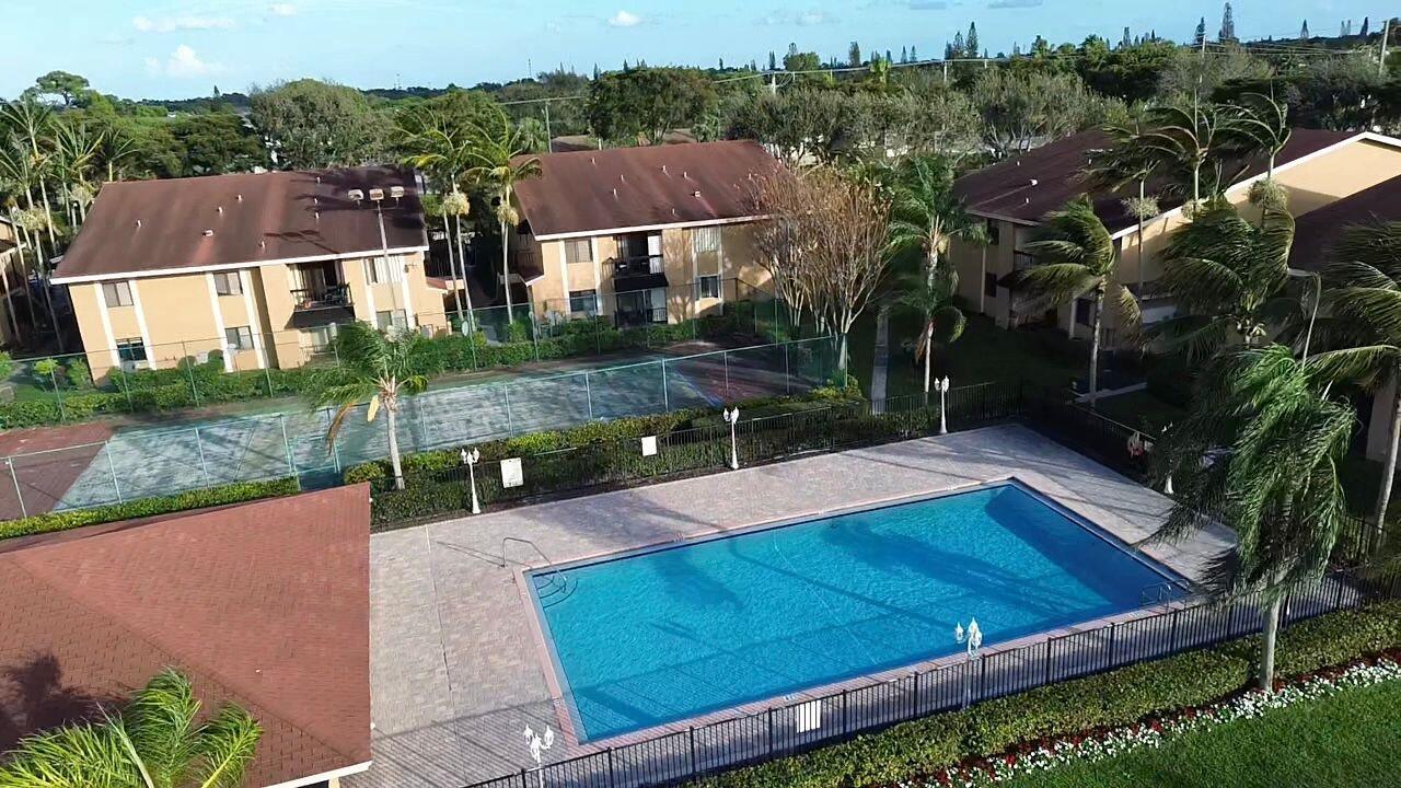 LAURELS AT SHERWOOD CONDO - Residential