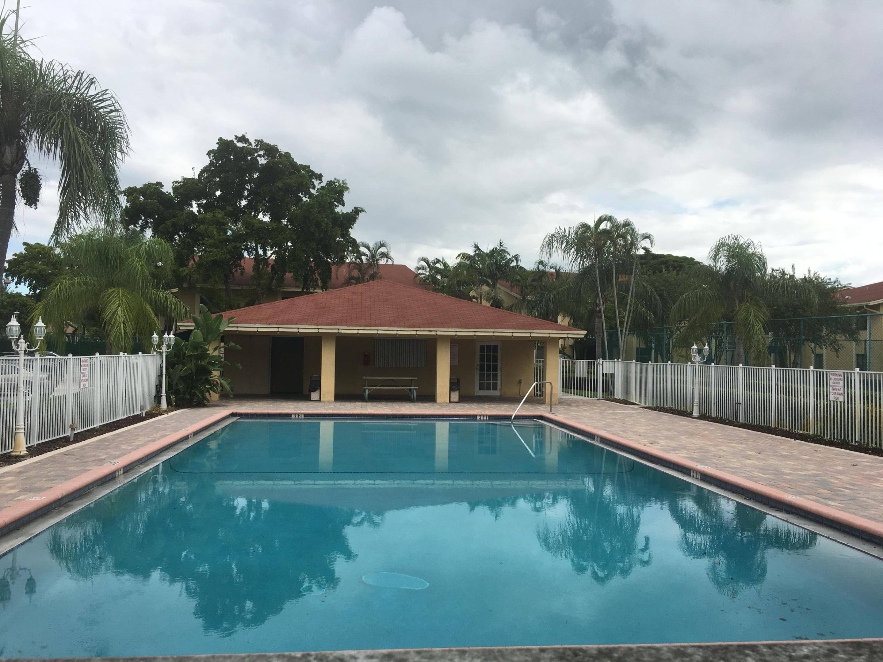 LAURELS AT SHERWOOD CONDO - Residential