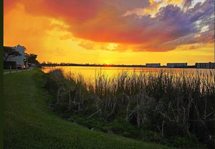 GORGEOUS WATERFRONT PROPERTY, PERFECT FOR RESORT LIFESYTLE OR AS A RENTAL, MOVE IN READY, OR TENANT WOULD LIKE TO RENEW, WITH SPLIT 2 BED 2 BATH, WASHER/DRYER, LARGEST LAKE IN SOUTH FLORIDA,NEW ROOF AND 40YEAR RECERTIFIED. LARGE WALK-IN CLOSET AND STORAGE, SCREENED BALCONY, TENANT'S LEASE EXPIRES 6/19/2026, GATED RESORT LIFESTYLE. 3 HEATED POOLS, HOT TUBS, SAUNAS, LARGE GYM, CLUBHOUSE, RESTAURANT, BAR, 2 LIGHTED TENNIS AND PICKELBALL COURTS, BOATING, BBQ GRILL, PERGOLAS. ASSN DUES INCL CABLE, INTERNET, WATER, TRASH, SEWER, SOCIAL ACTIVITIES, CLOSE TO WILTON MANORS, LAS OLAS, SHOPS, BEACHES, I95, TURNPIKE, PET FRIENDLY, PADDLEBOARD STORAGE, 24-HOUR MANNED GUARD GATE. BEACH LIVING FEEL, LONG WALKING PATH AROUND LAKE. IMMEDIATE RENTAL PERMITTED.  THERE IS A TENANT CURRENTLY THAT WOULD LIKE TO RENEW HER LEASE. THE OWNER IS OPEN TO NOT RENEWING THE LEASE OR EXTENDING IT SHOULD THE NEW OWNER WANT THE TENANT TO STAY. THE OWNER IS PAYING IN FULL THE SPECIAL ASSESSMENT AT CLOSING. THIS BUILDING HAS A NEW ROOF AND THE CONSTRUCTION IS COMPLETED. MAINTENANCE FEE OF 843 INCLUDES CABLE AND INTERNET. THERE IS ONLY ONE MAINTENANCE FEE.