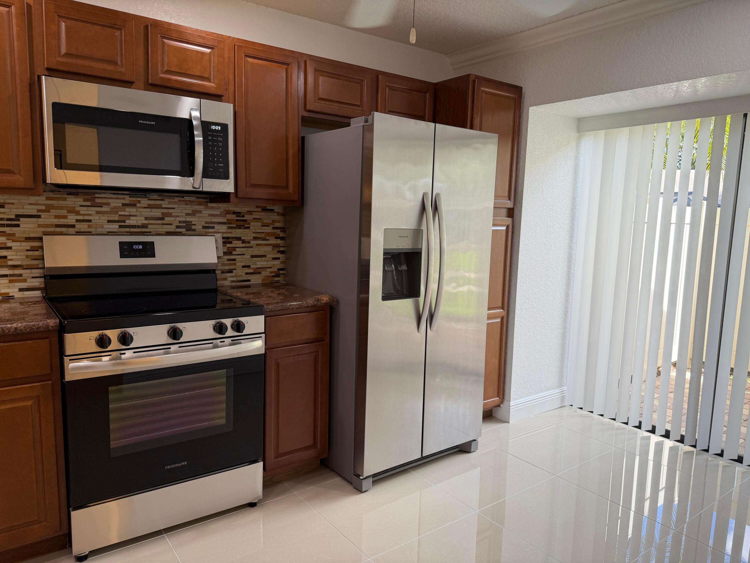 BAYWOOD VILLAGE II-B CONDO - Residential
