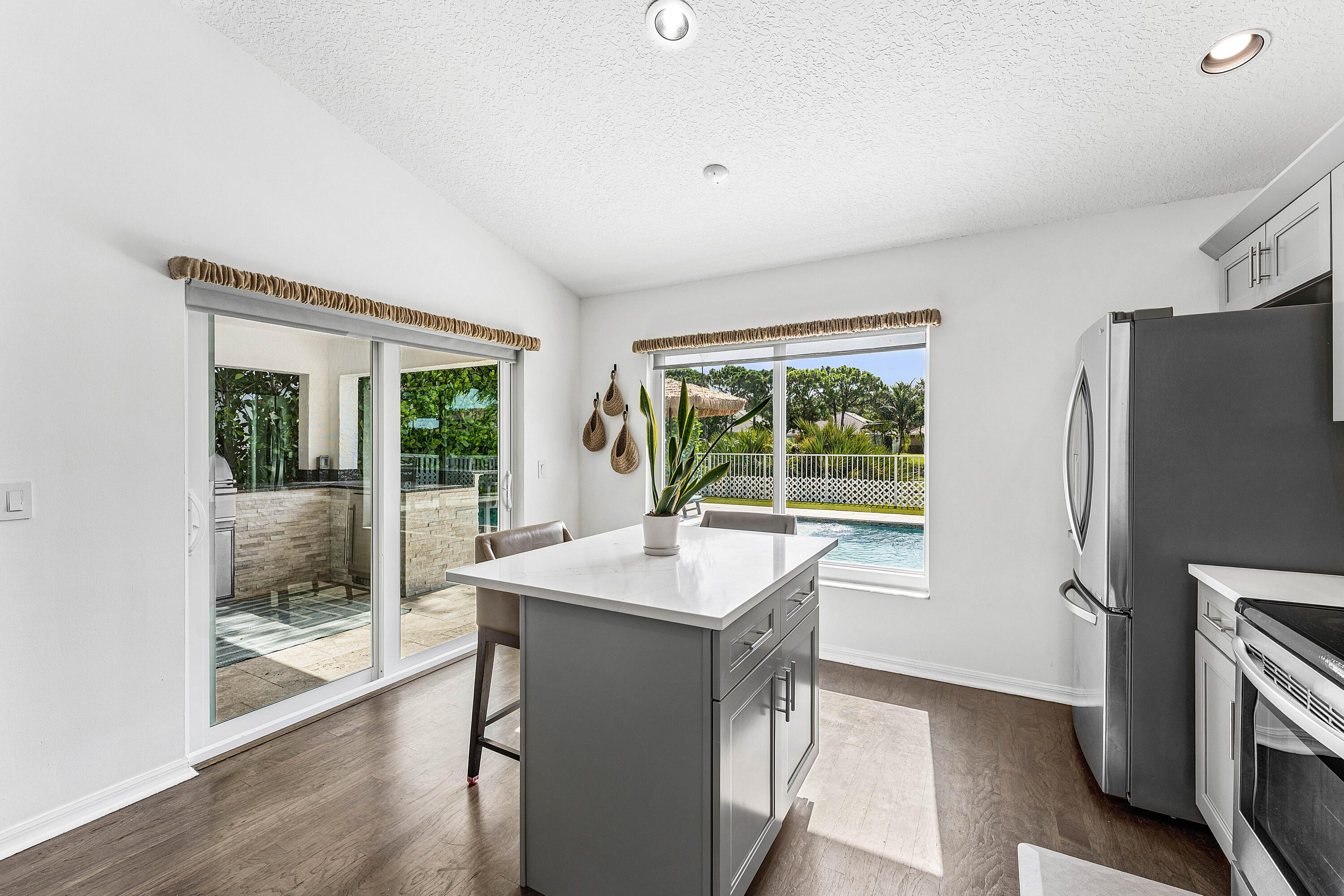 DELRAY LAKES - Residential