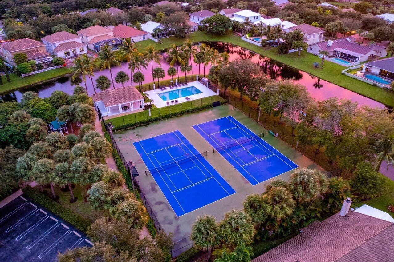 DELRAY LAKES - Residential
