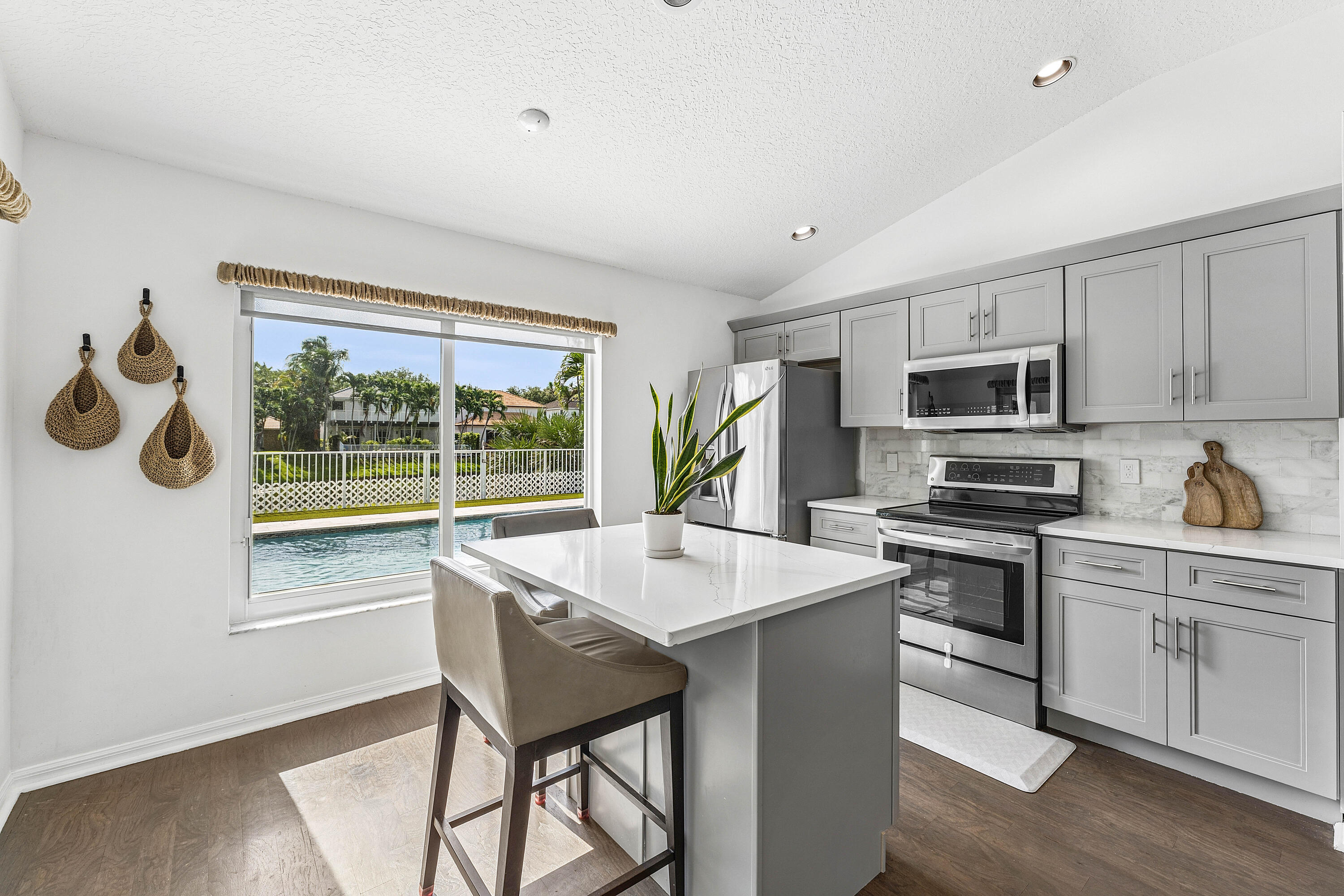 DELRAY LAKES - Residential