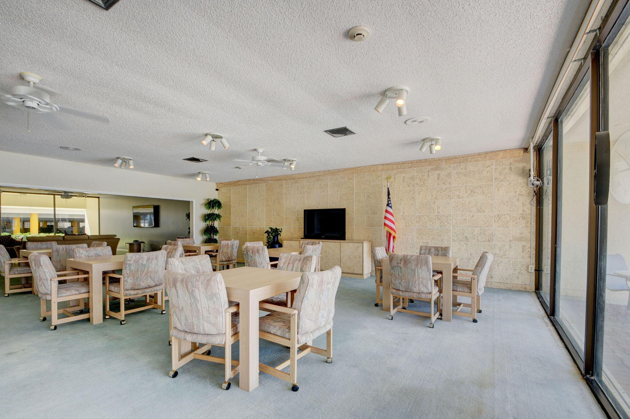 LE CHATEAU ROYAL CONDO - Residential