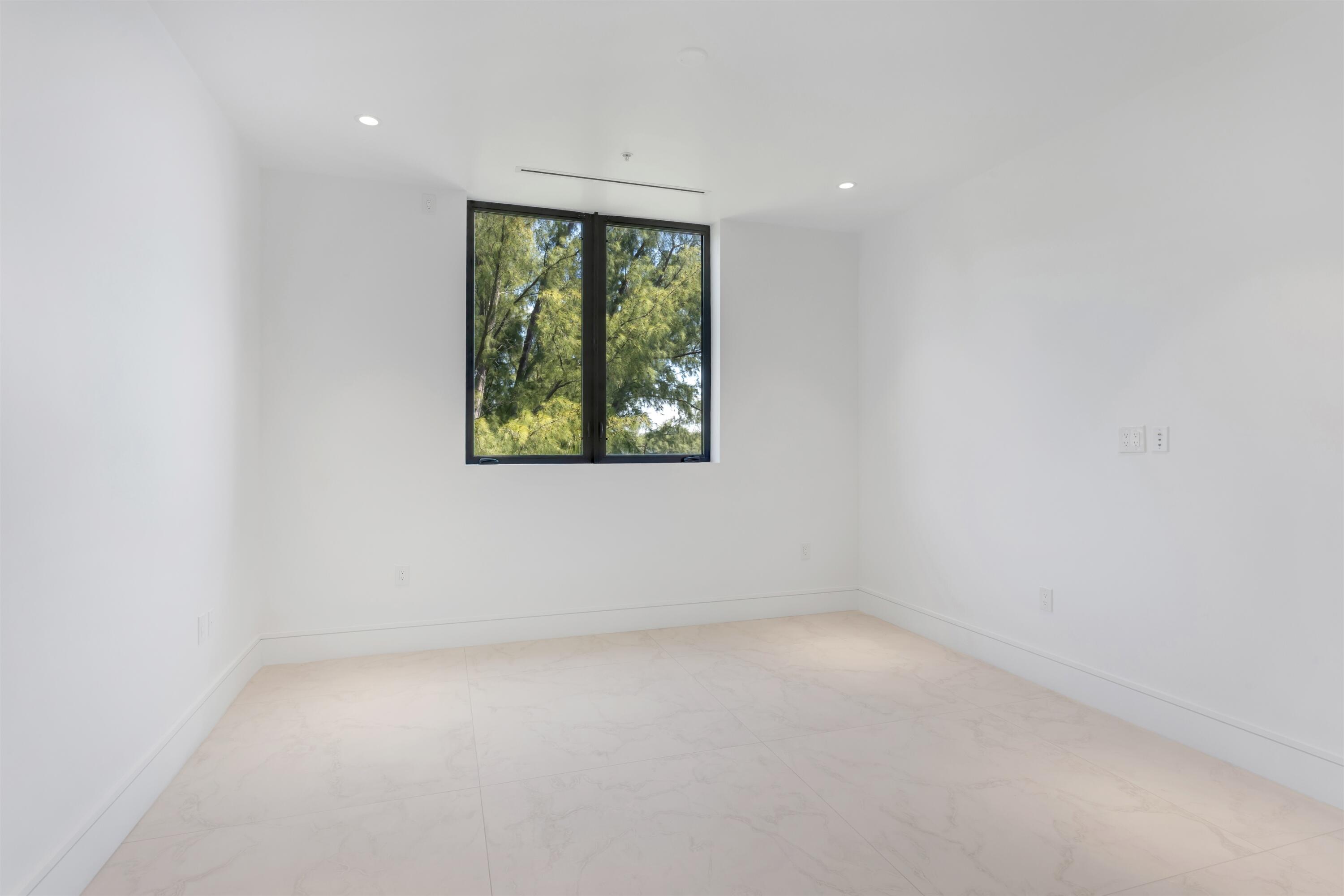 MANATEE POINTE AT LAGO MAR CONDO - Residential