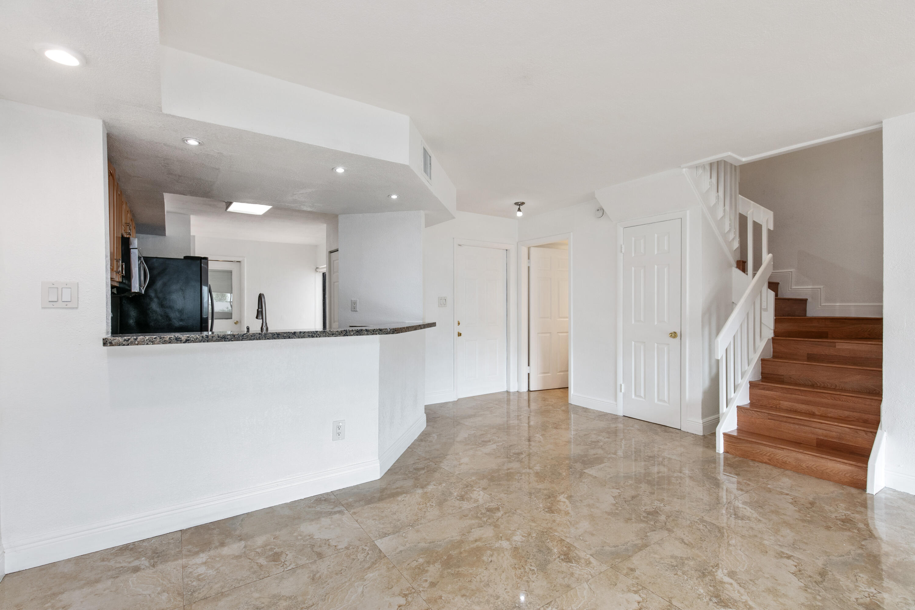MARINER VILLAGE GARDEN CONDO # 6 - Residential Lease