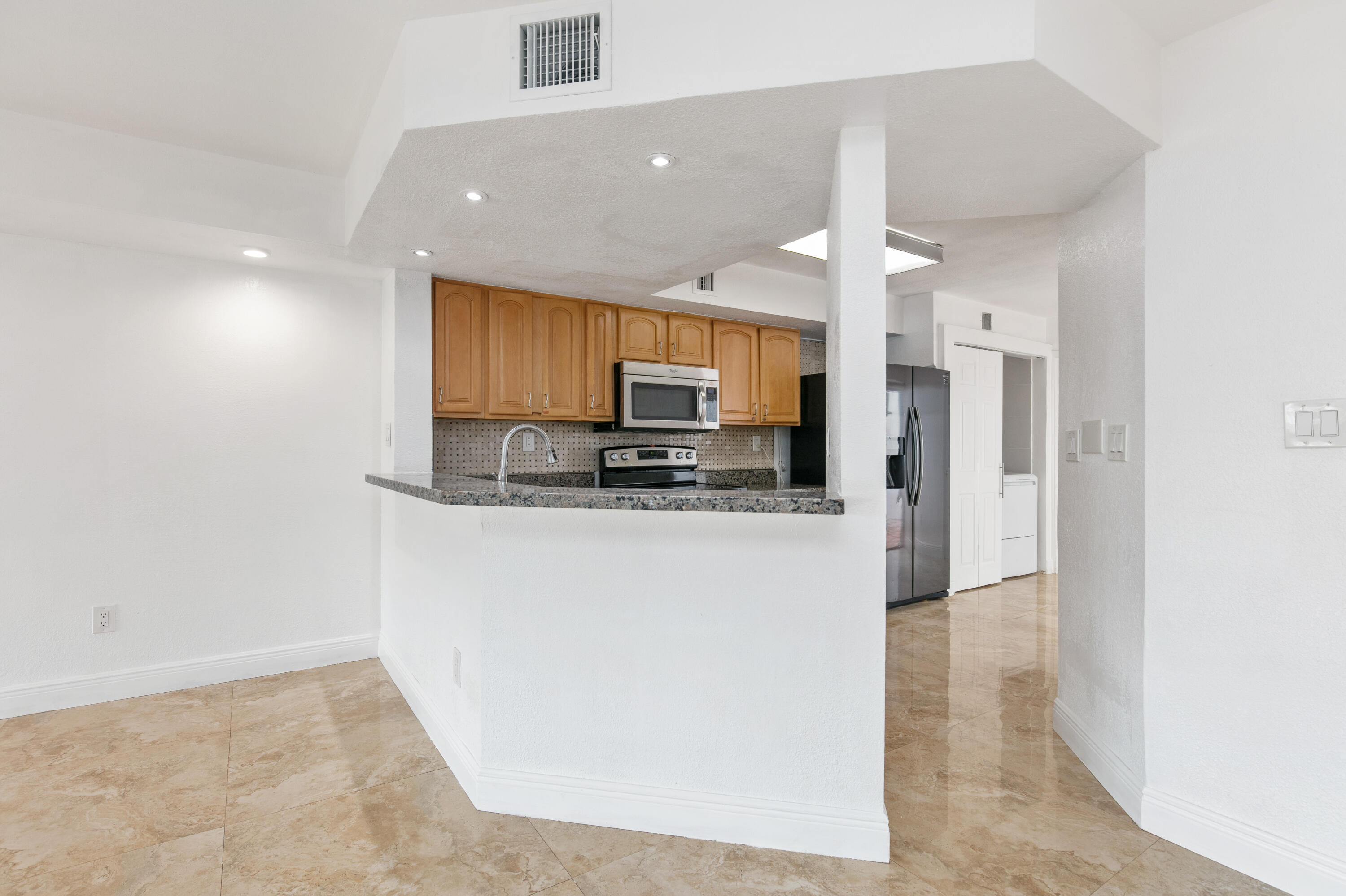 MARINER VILLAGE GARDEN CONDO # 6 - Residential Lease