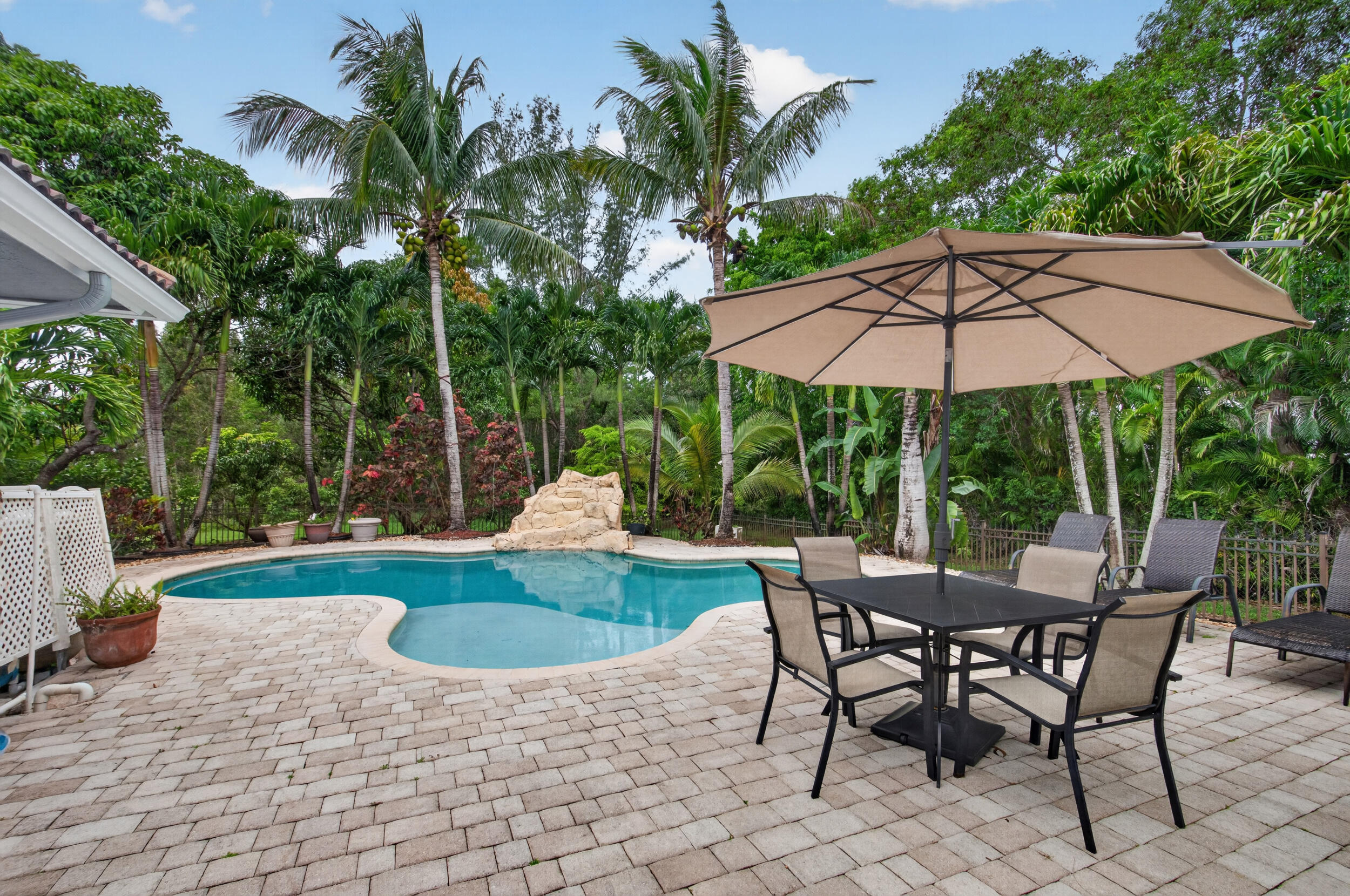 FLA FRUIT LANDS - Residential