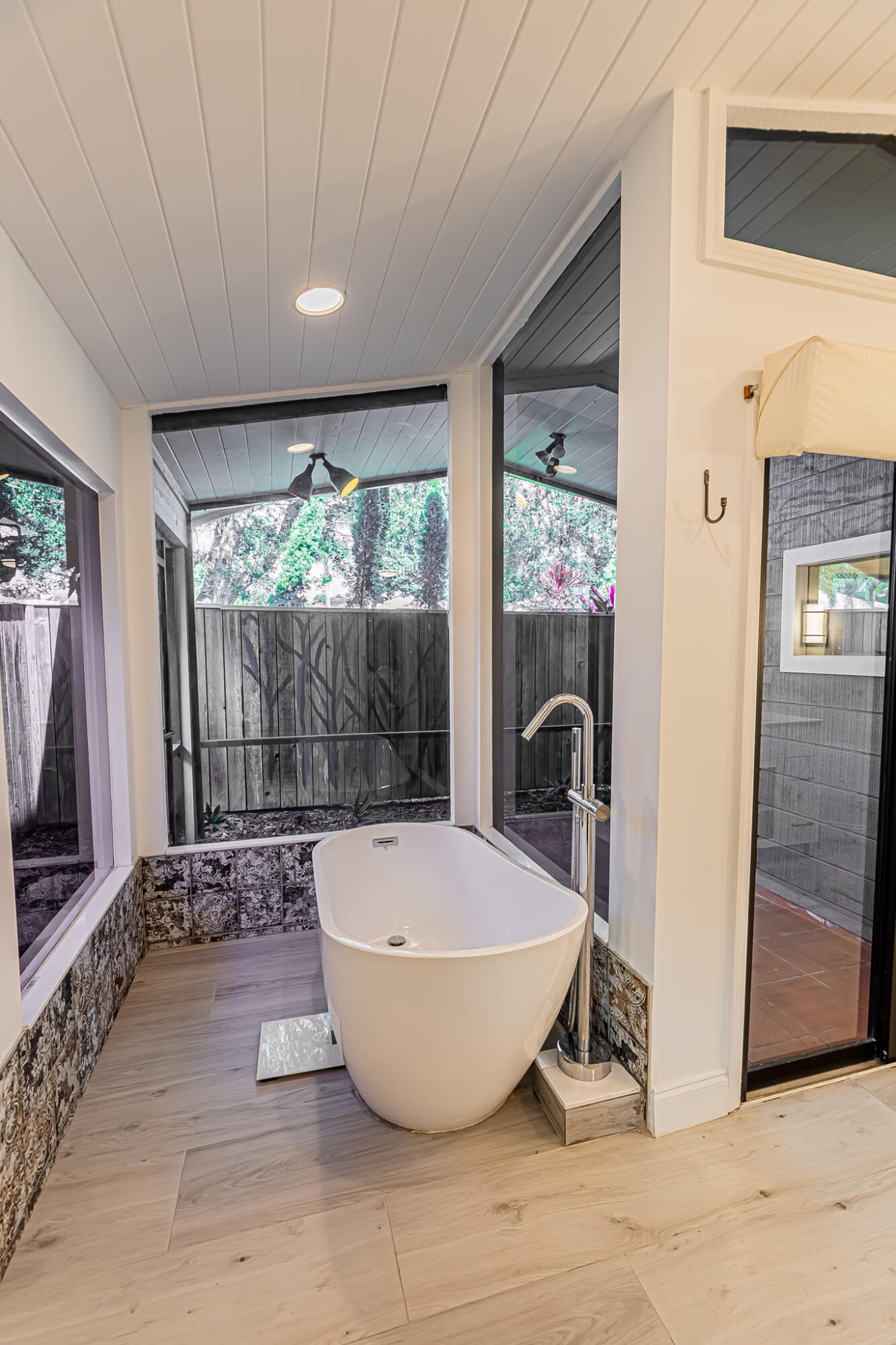 COUNTRY CLUB ESTATES - Residential Lease