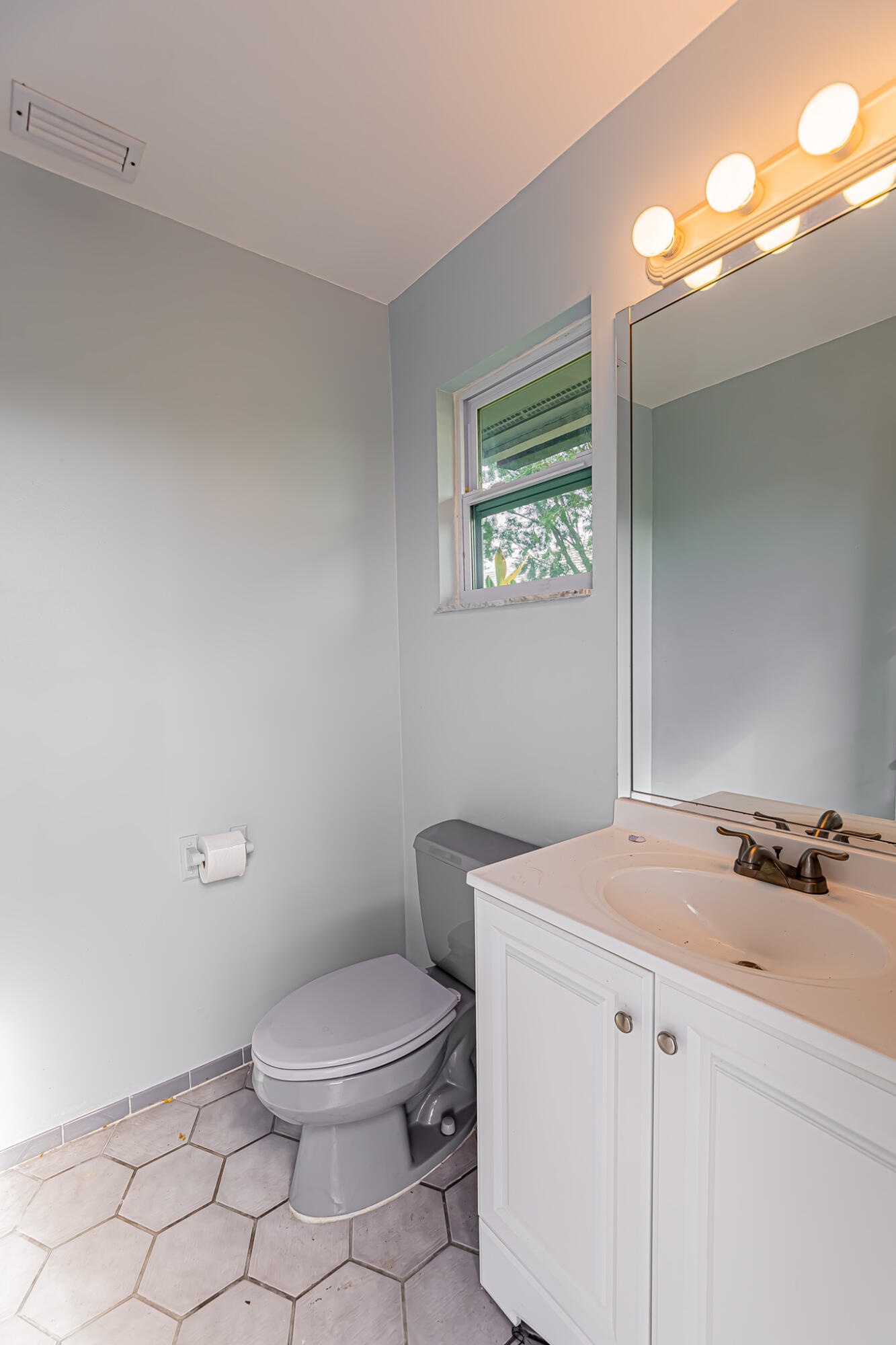 COUNTRY CLUB ESTATES - Residential Lease
