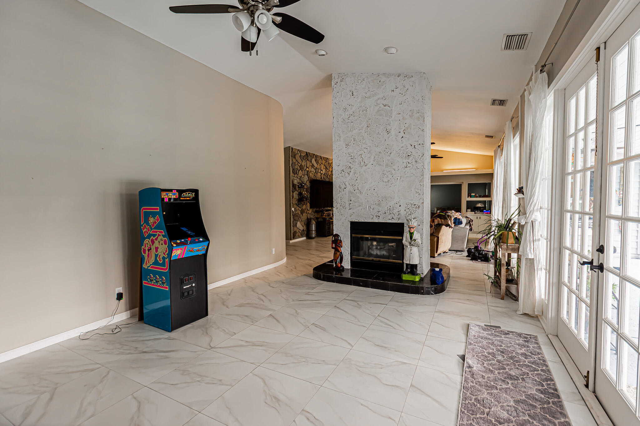 COUNTRY CLUB ESTATES - Residential Lease