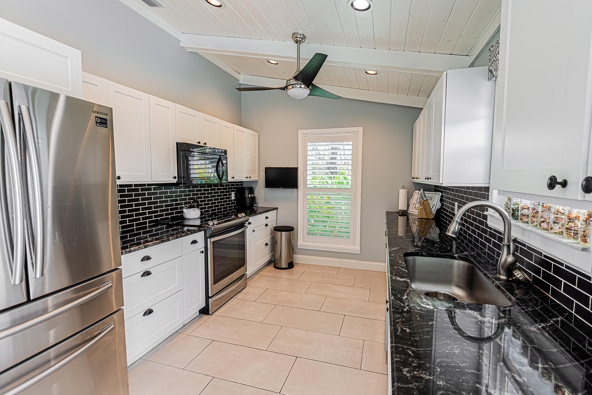 COUNTRY CLUB ESTATES - Residential Lease