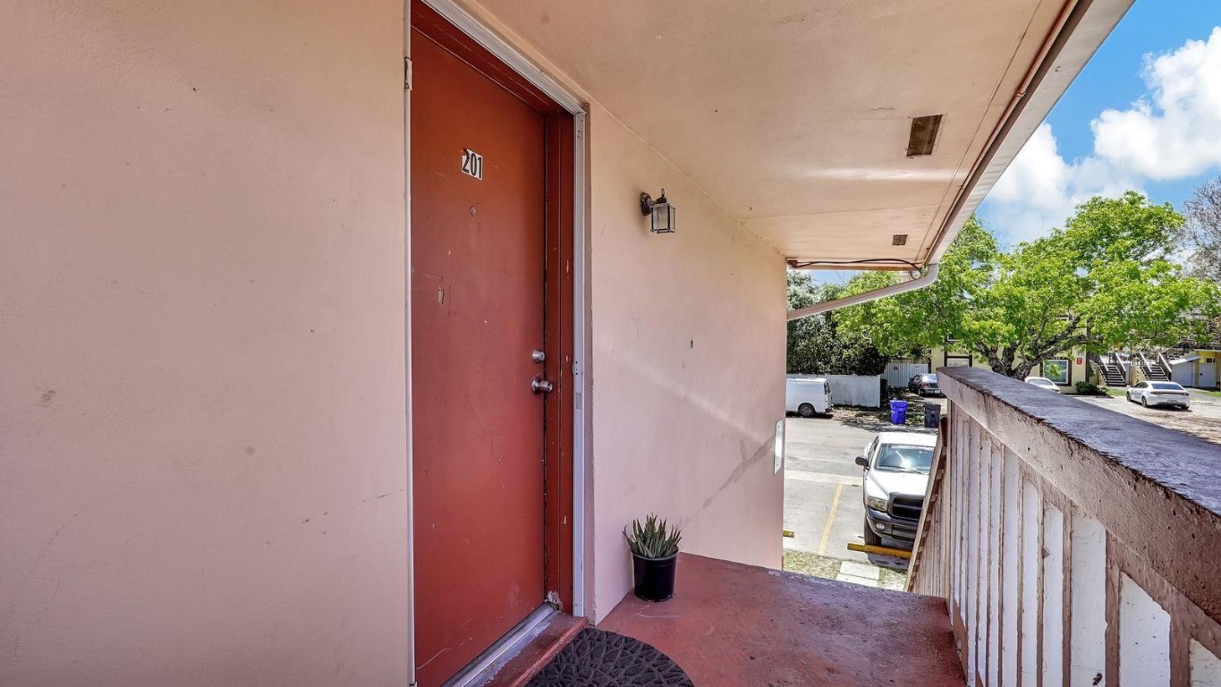 Well-maintained 3BR/2BA condo offering great value and generous living space. Ideal for first-time buyers or investors! Features include an updated kitchen, in-unit laundry and ample storage. Primary suite with en-suite bath and walk-in closet. Assigned parking, Convenient access to public transit, freeways, and local shopping. Tenant occupied, MUST HAVE 24- HOUR NOTICE-message listing agent day and time you want to show and allow time for response.  Buyer to verify all HOA information and square footage. Seller is motivated - bring all reasonable offers!