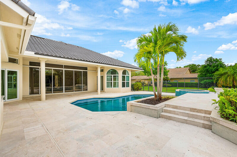 PARKLAND LAKES - Residential