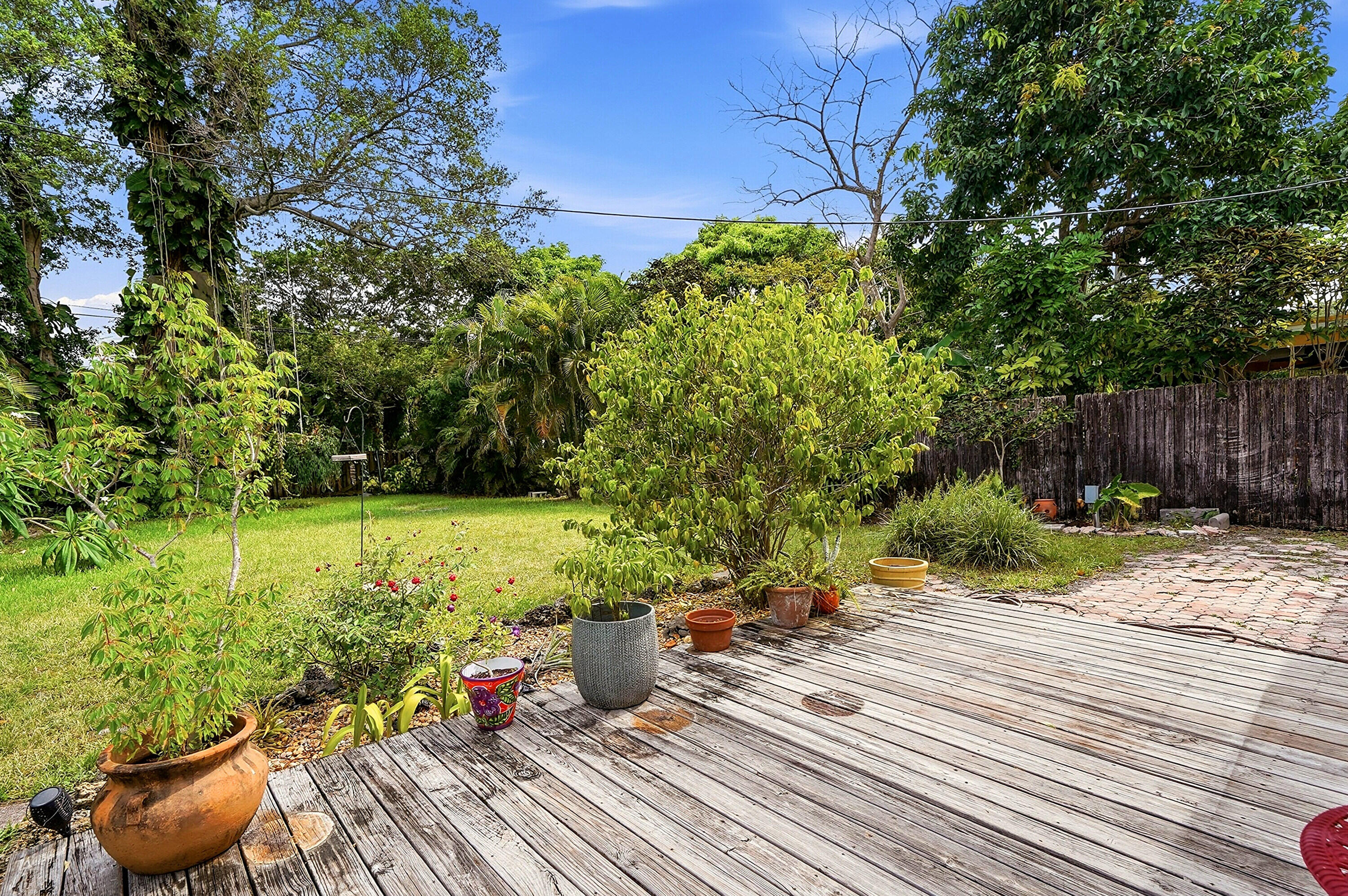 HOLLYWOOD LITTLE RANCHES - Residential