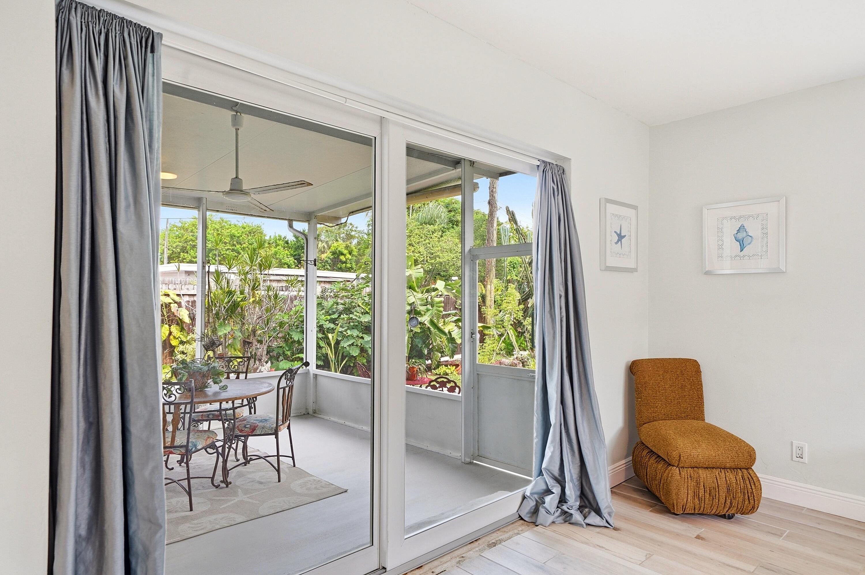 HOLLYWOOD LITTLE RANCHES - Residential