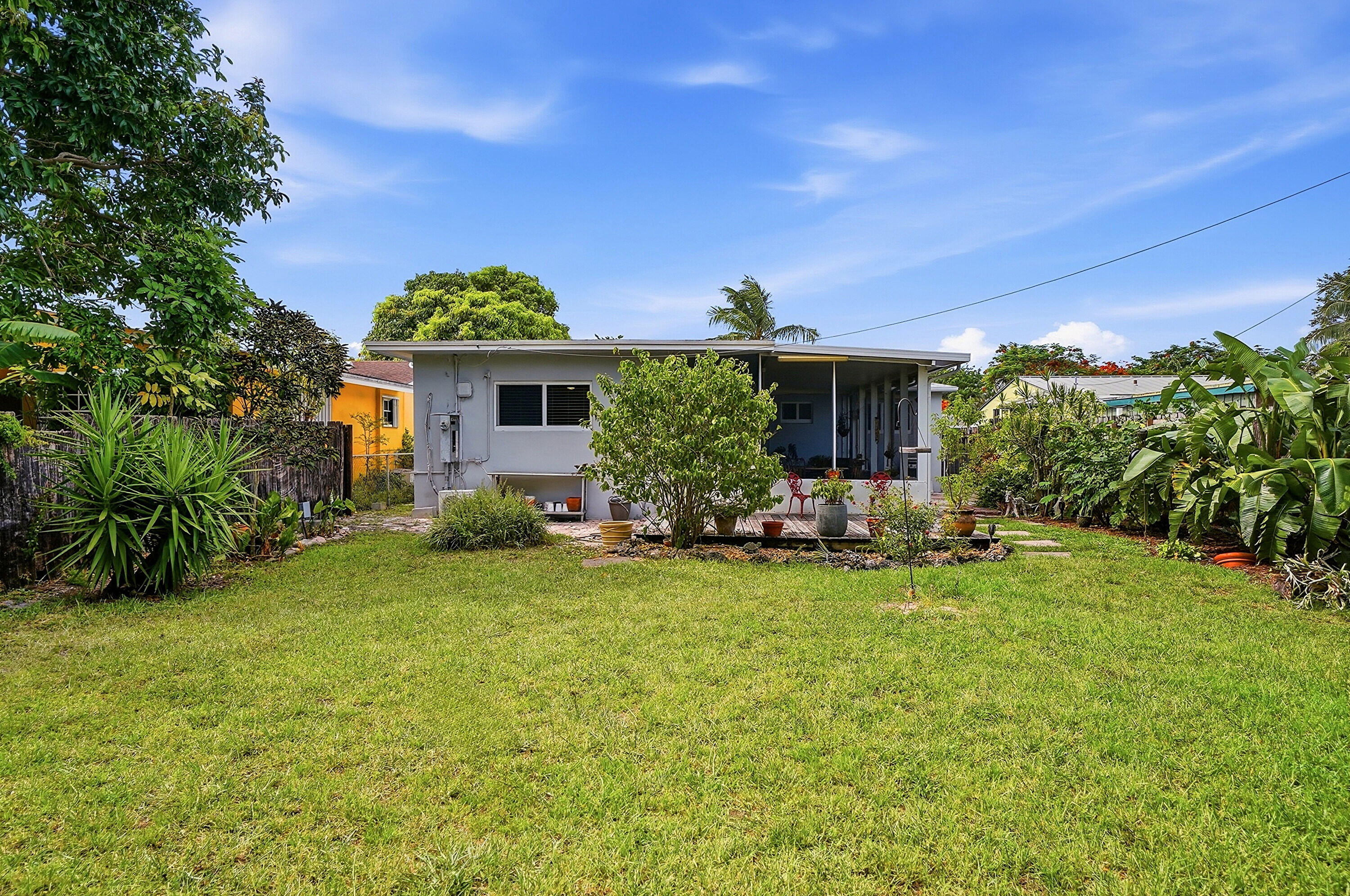 HOLLYWOOD LITTLE RANCHES - Residential