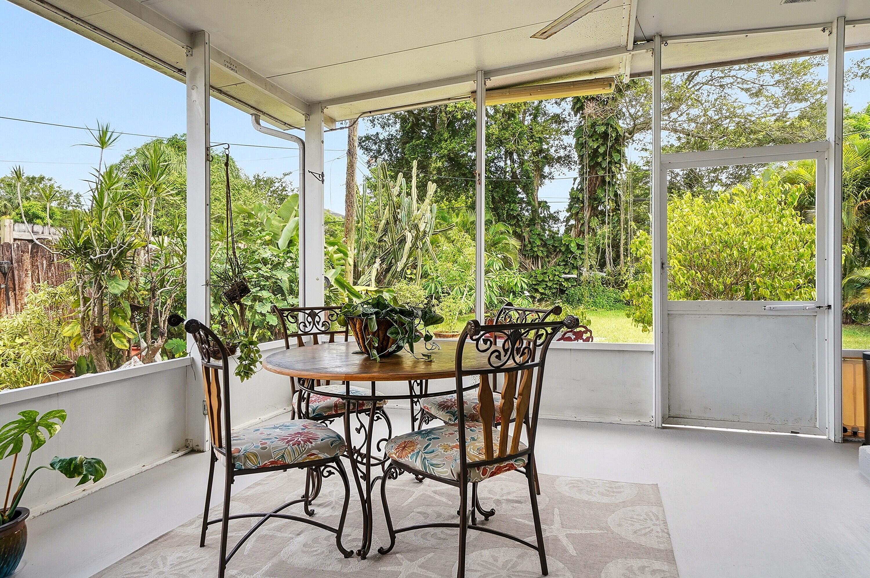 HOLLYWOOD LITTLE RANCHES - Residential
