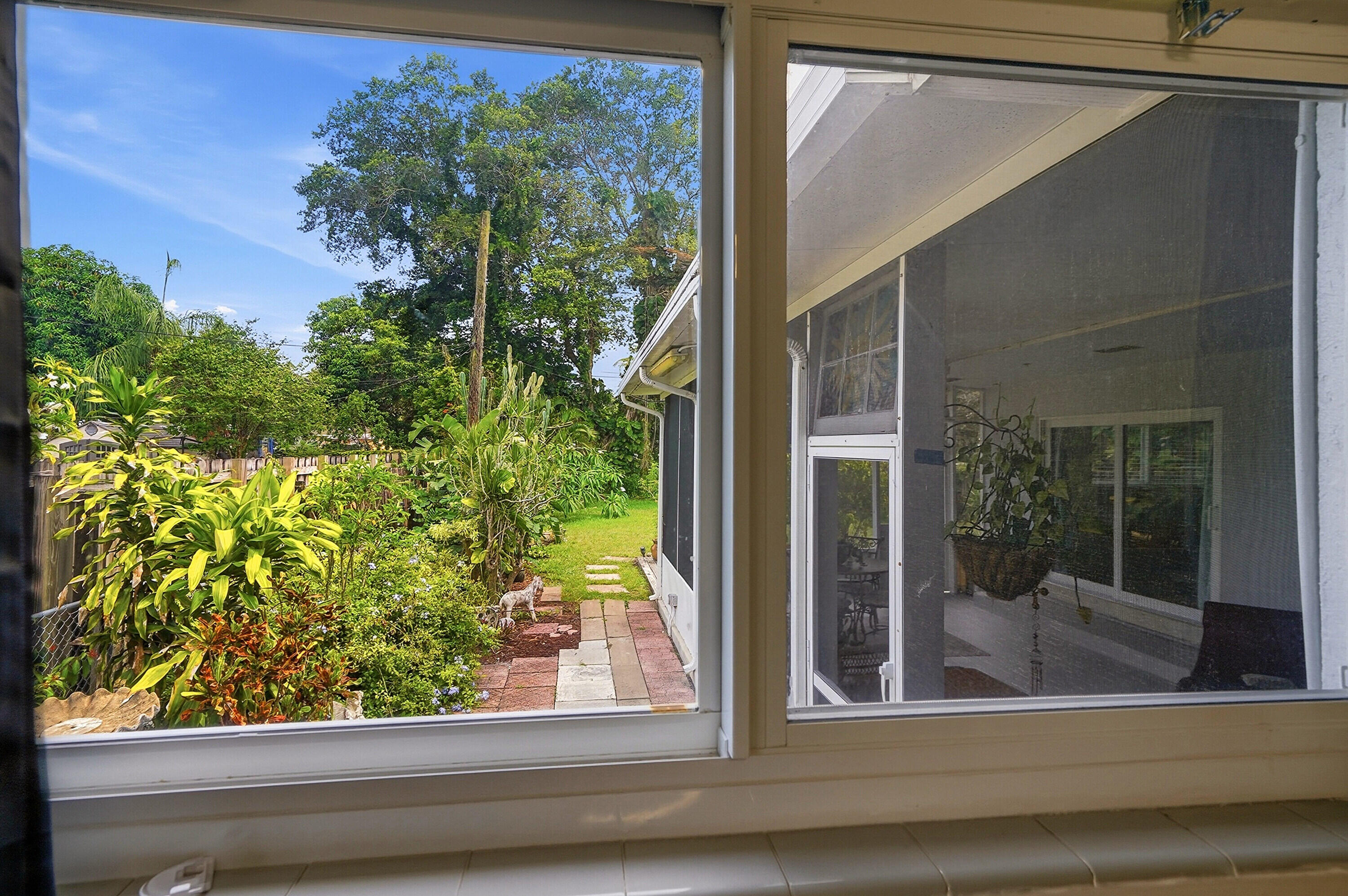 HOLLYWOOD LITTLE RANCHES - Residential