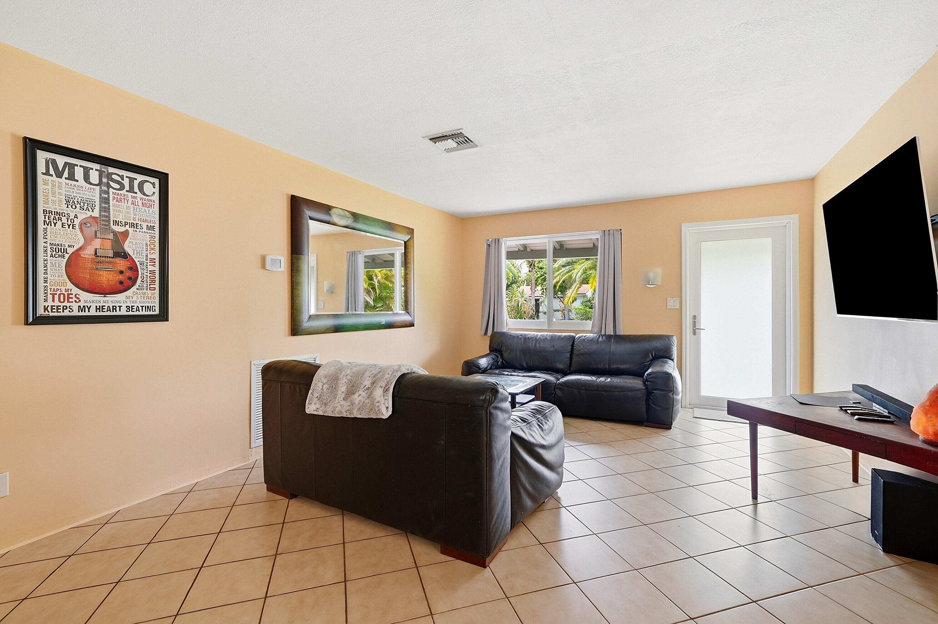 HOLLYWOOD LITTLE RANCHES - Residential