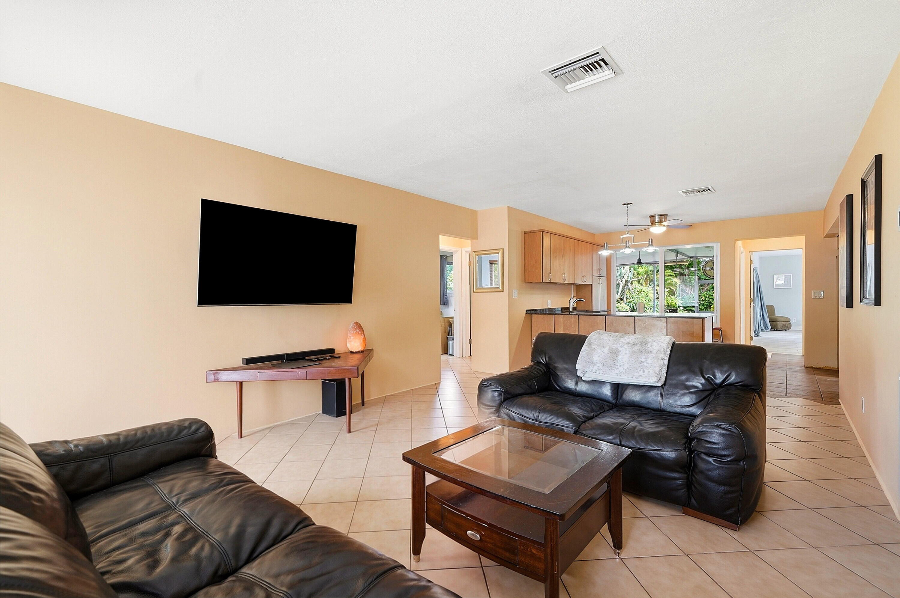 HOLLYWOOD LITTLE RANCHES - Residential