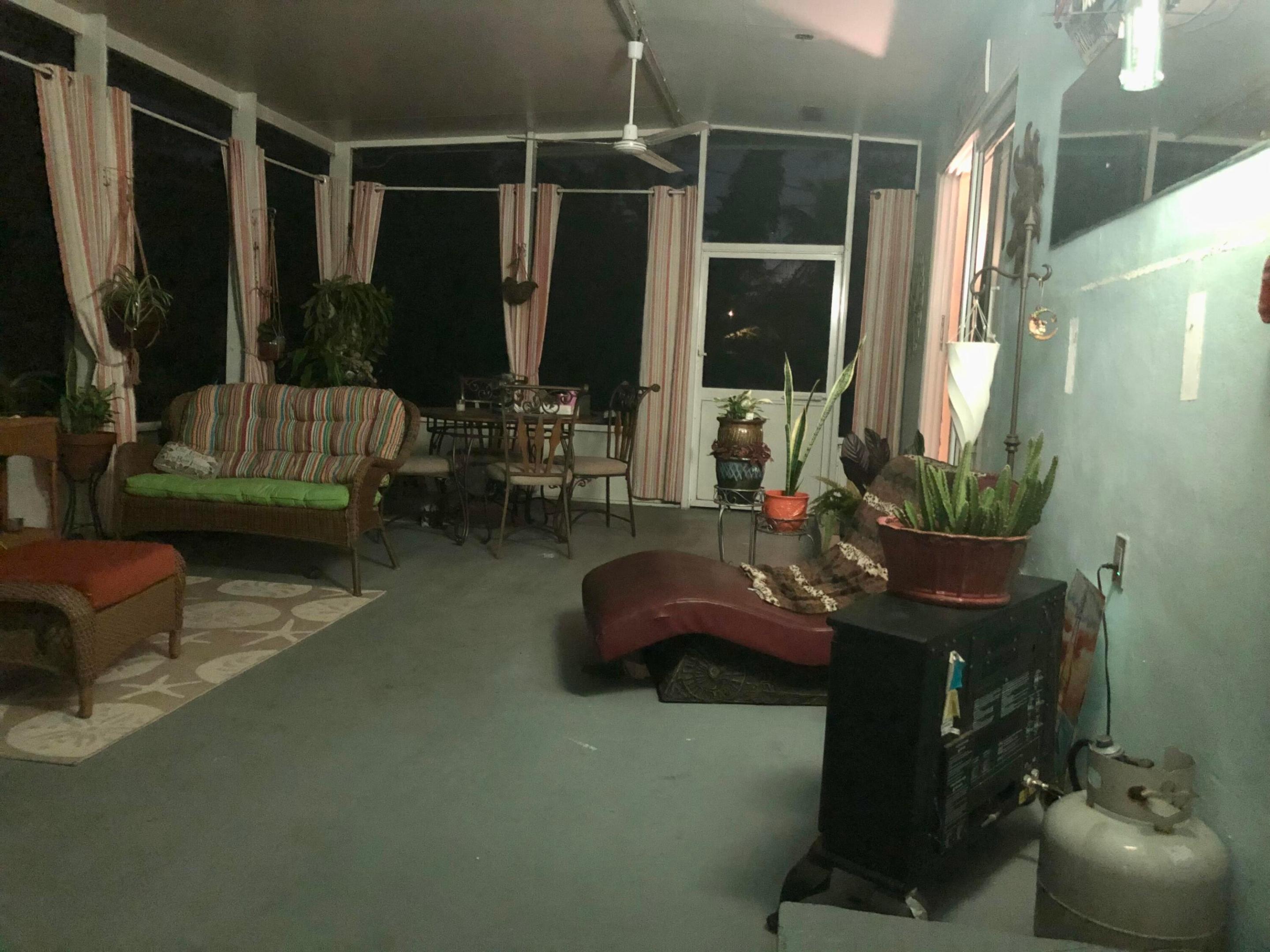 HOLLYWOOD LITTLE RANCHES - Residential