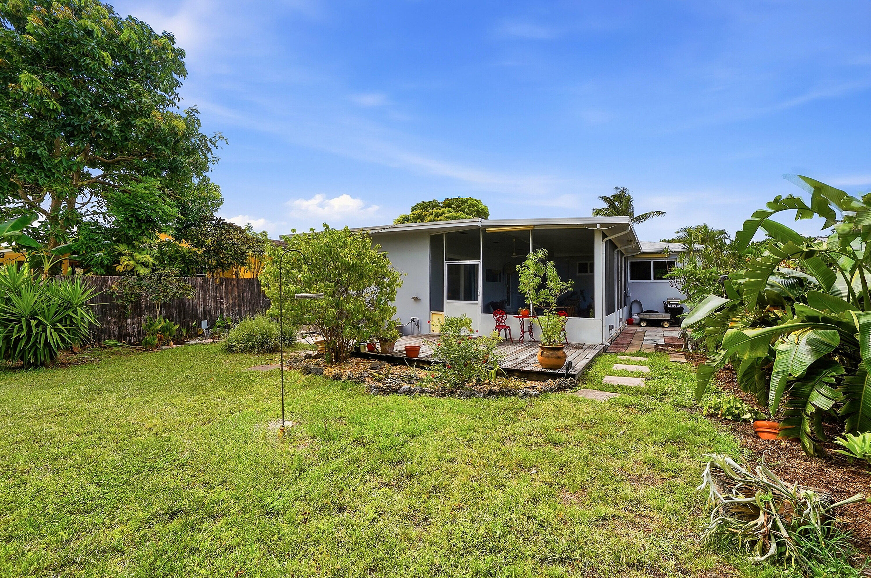 HOLLYWOOD LITTLE RANCHES - Residential