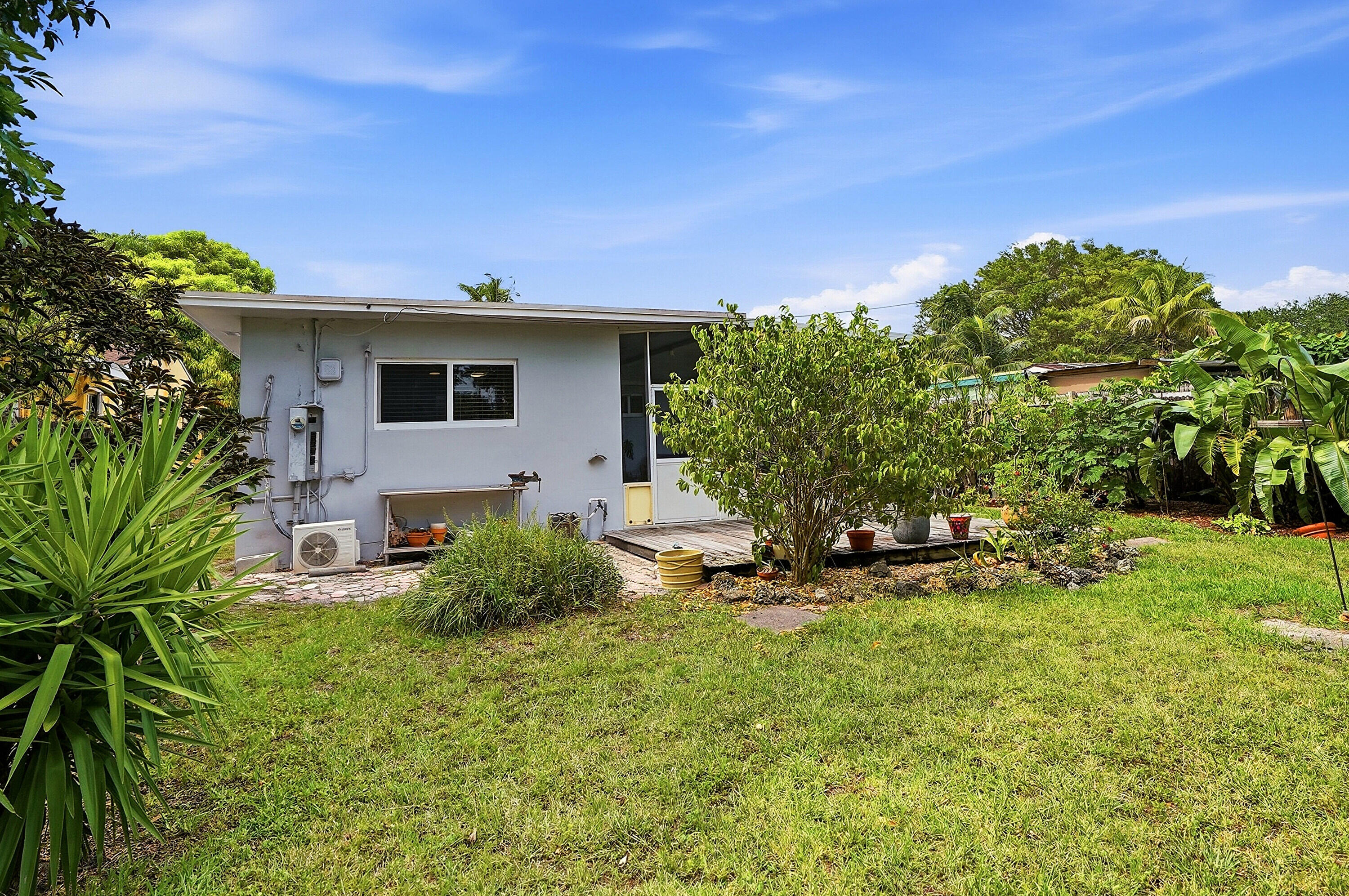 HOLLYWOOD LITTLE RANCHES - Residential