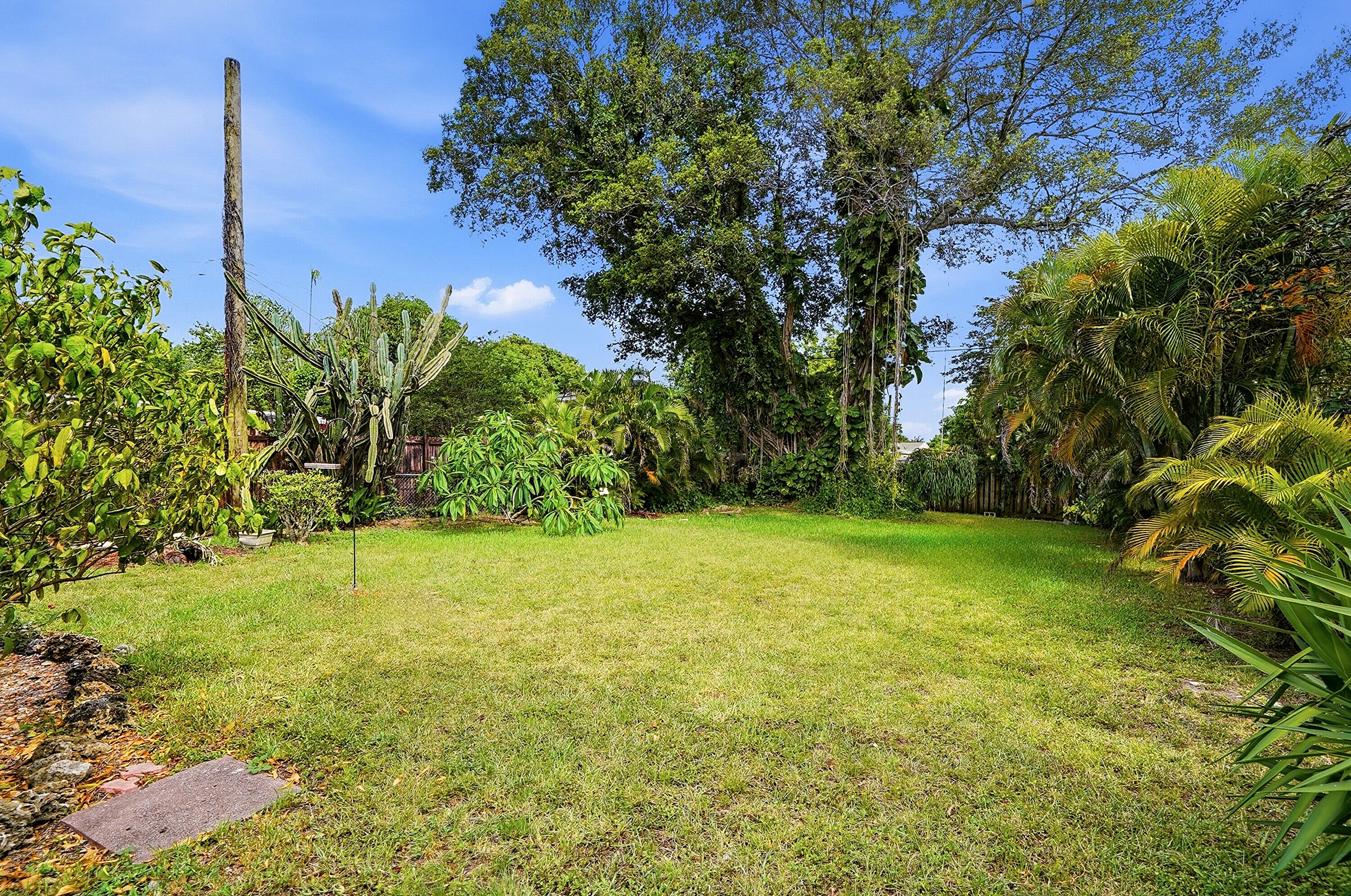 HOLLYWOOD LITTLE RANCHES - Residential