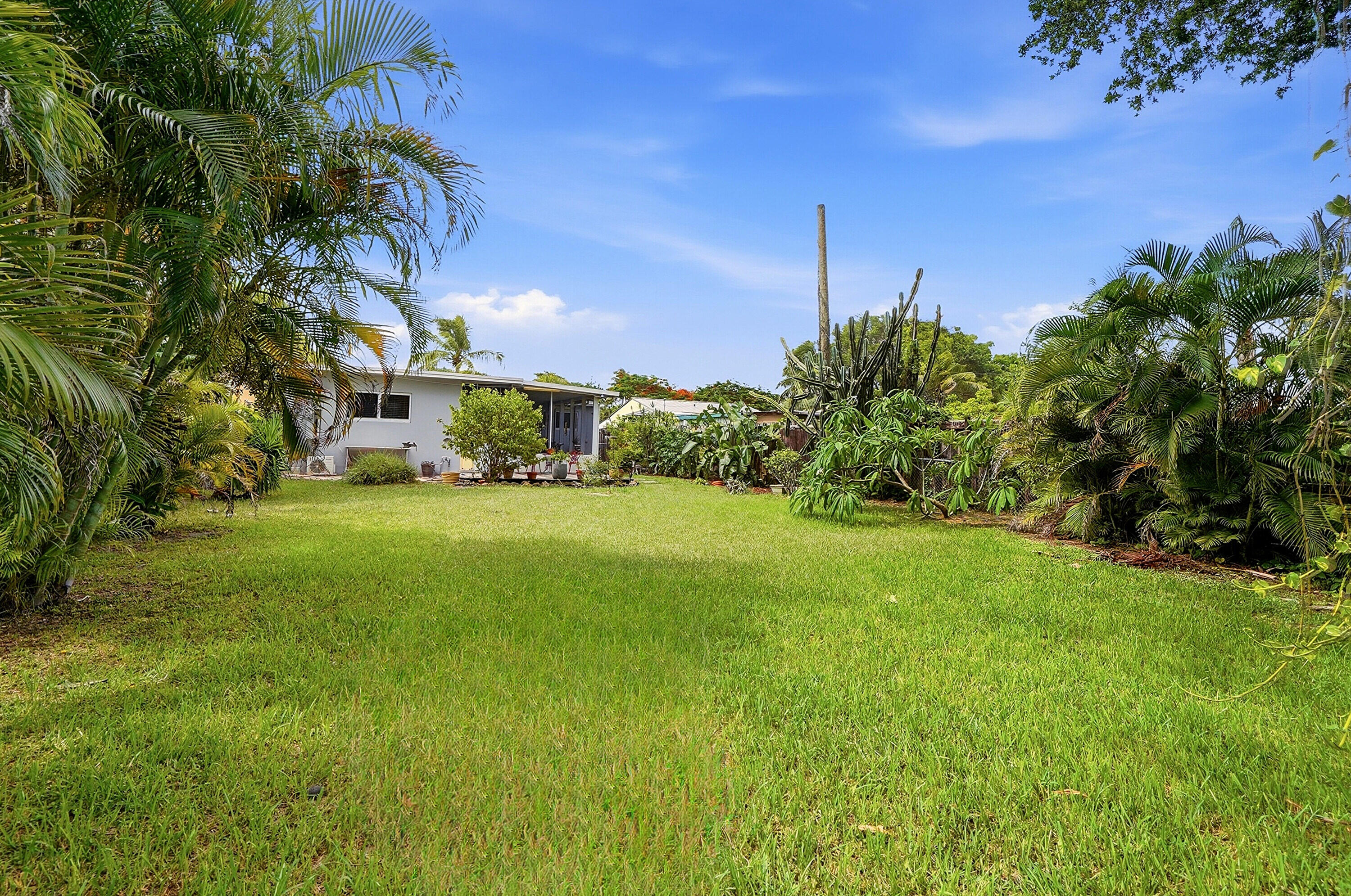 HOLLYWOOD LITTLE RANCHES - Residential
