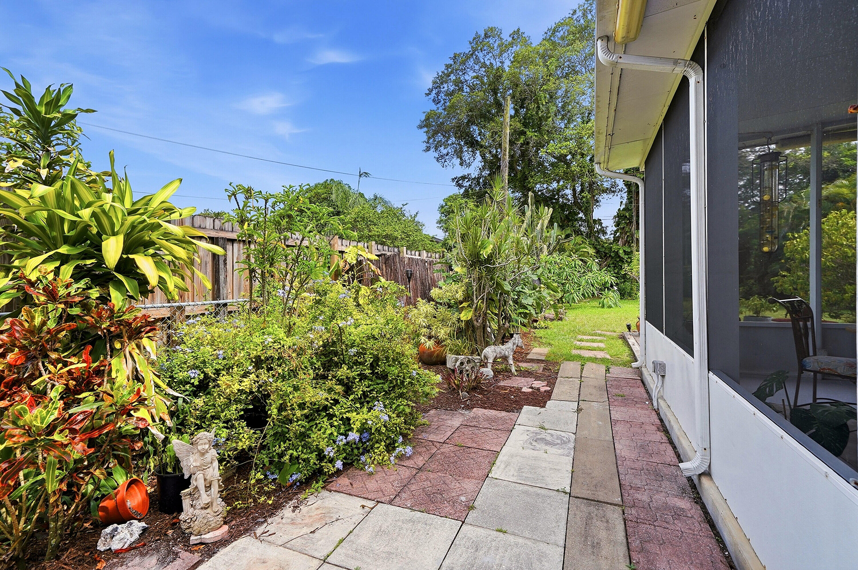 HOLLYWOOD LITTLE RANCHES - Residential