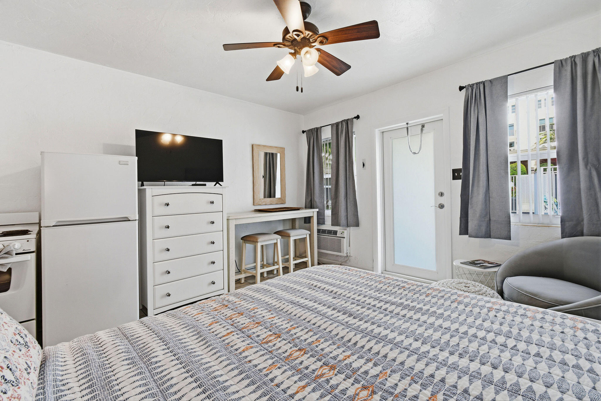 PALM BEACH SHORES IN PB 23 PGS 29 TO 32 INC - Residential Lease
