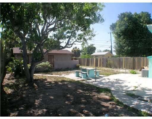 LAKE WORTH TOWN OF ADD 1 - Residential Lease