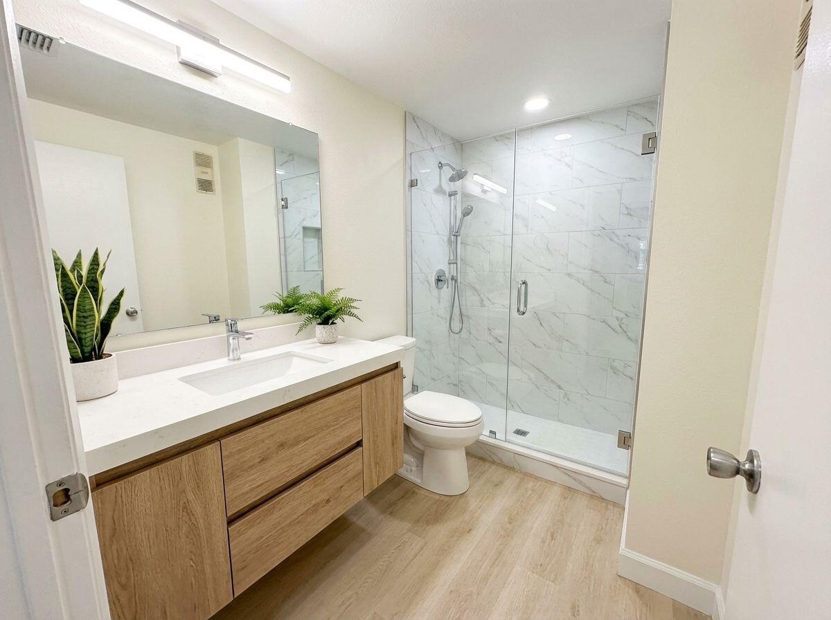 VILLAGE ROYALE GREENDALE CONDO - Residential