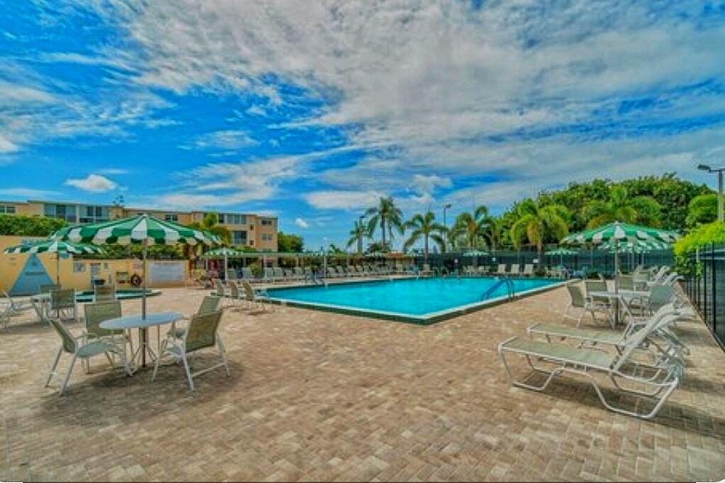 VILLAGE ROYALE GREENDALE CONDO - Residential