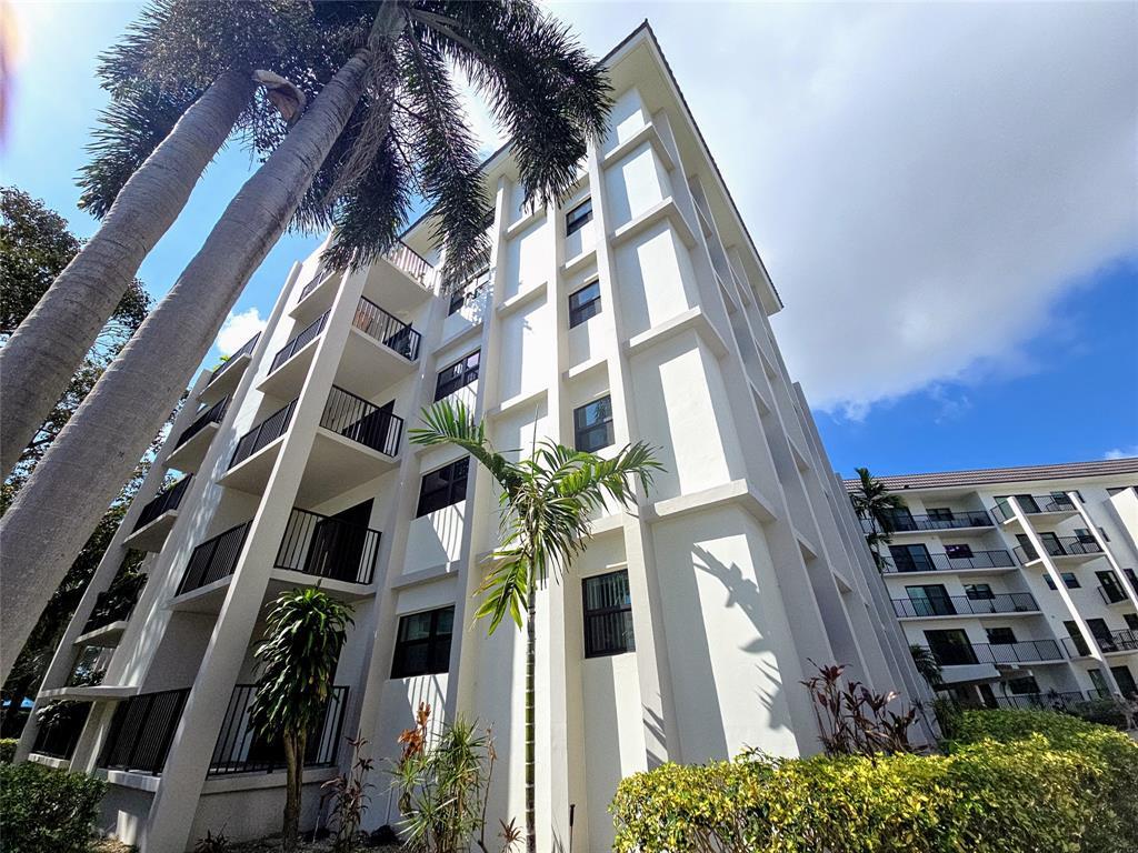A boat and pet lovers dream! Amazing opportunity with this super convenient, fully renovated 2/2 corner condo. Green area and boat dock just steps away! BRAND NEW W/D in the unit. No detail overlooked. Modern, SS appliances fitted within designer cabinetry with quartz countertops. Creative kitchen features ample storage and work space. Beautiful porcelain tile, modern hardware, faucets, light fixtures and window shades. Impact windows and doors. A MUST see unit. Boat dockage to owner residents at $40 per ft - per year up to 50 ' OAL (when available) NFB to the Intracoastal. River Reach is a quiet , gated tropical island community. Amenities: Club room, Fitness center, 3 heated pools w/BBQ grills, 2 tennis courts - Pickleball - Car Wash Area - 900 Building Only / 2 Year Rental Restriction