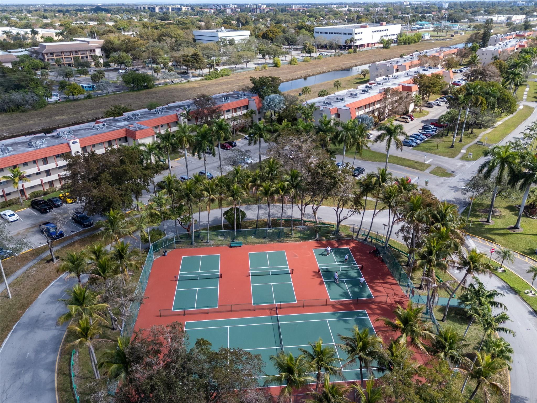 SUNRISE LAKES - Residential