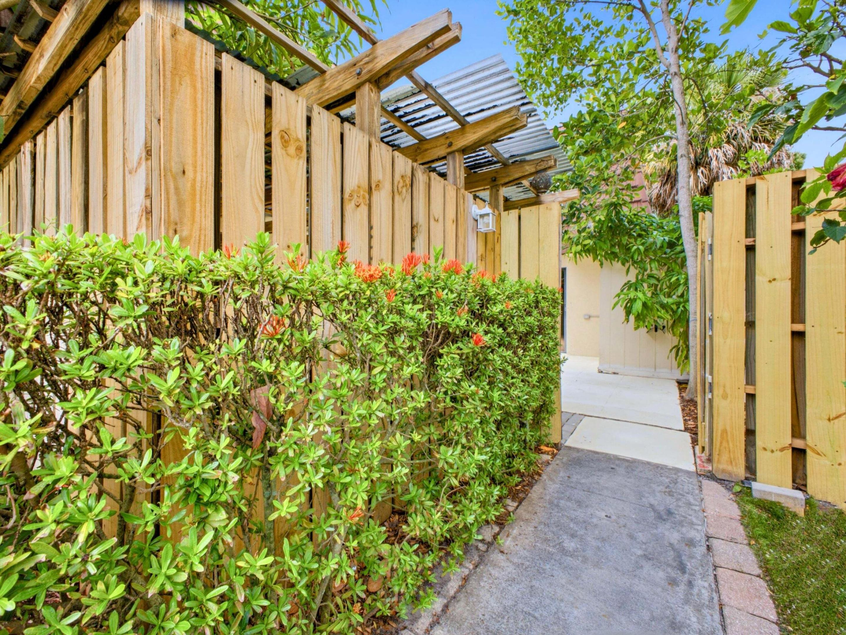 GARDEN LAKES AND GARDEN SQUARE SHOPS - Residential