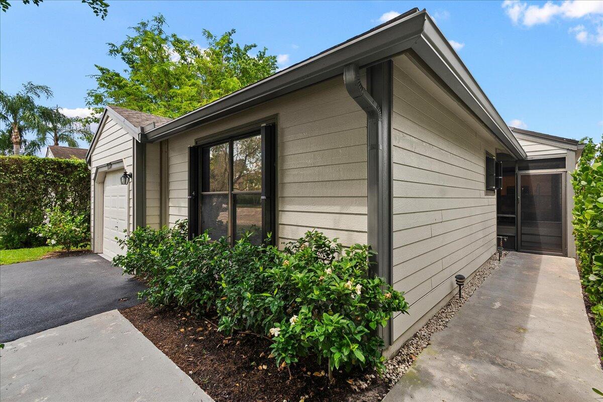 BEDFORD MEWS AT WELLINGTON - Residential
