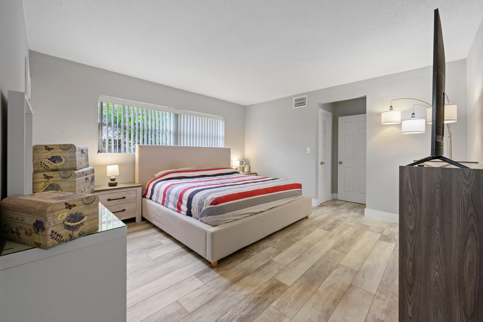 HOLLYWOOD GOLF ESTATES SE - Residential