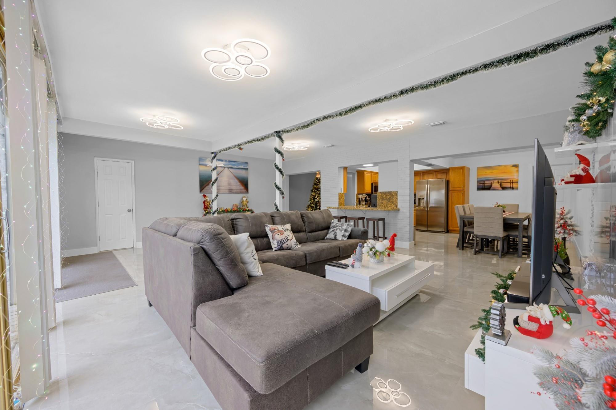 HOLLYWOOD GOLF ESTATES SE - Residential