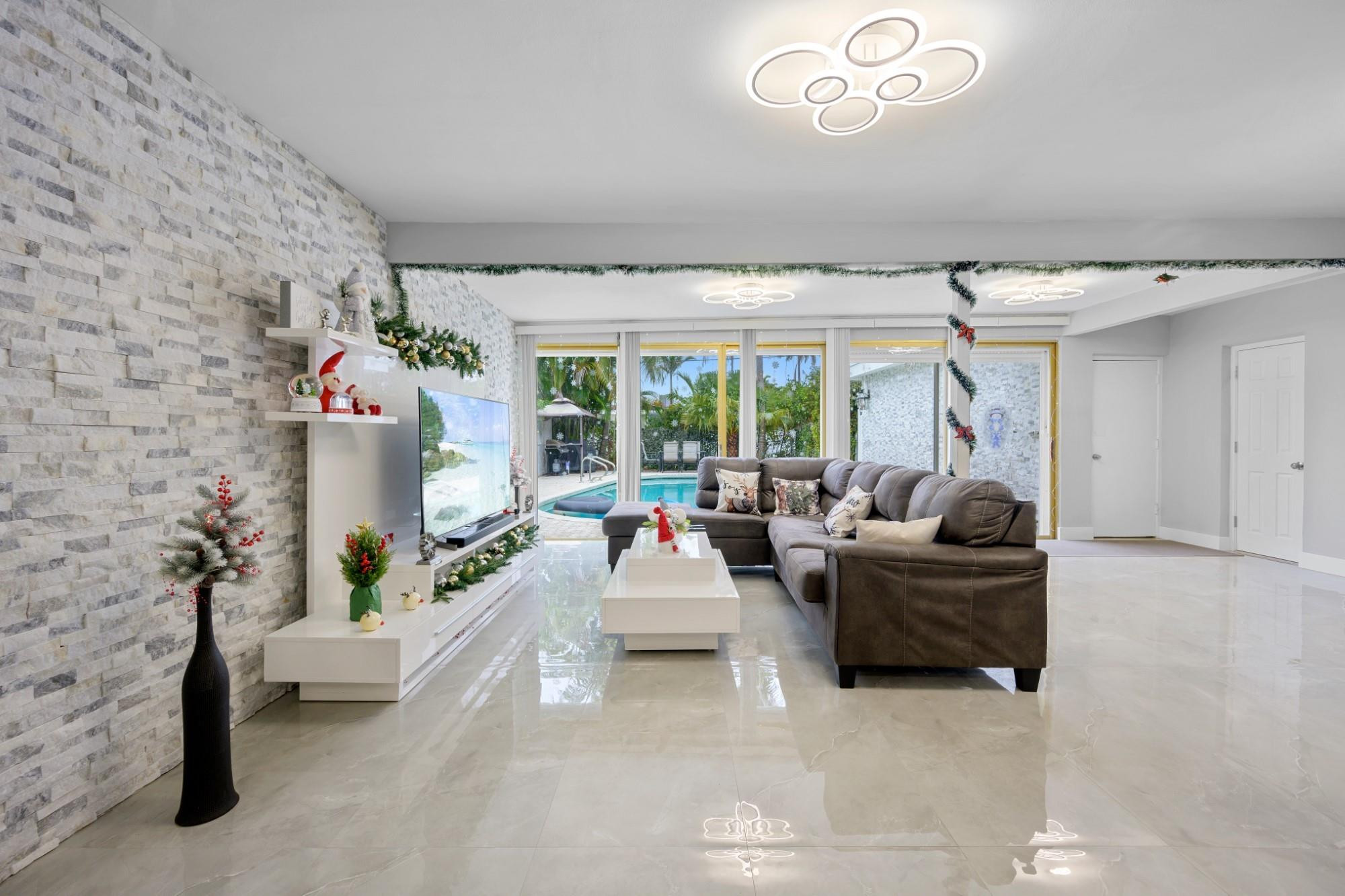 HOLLYWOOD GOLF ESTATES SE - Residential