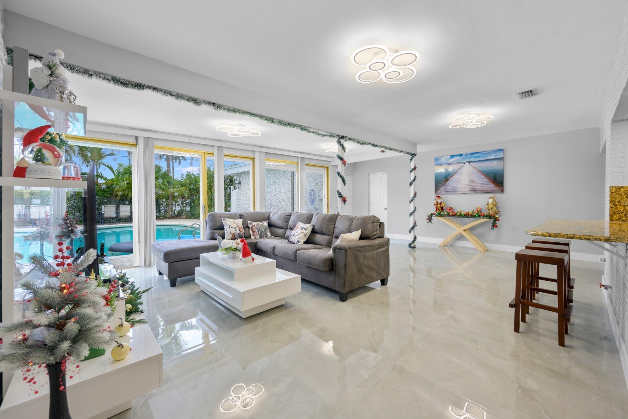 HOLLYWOOD GOLF ESTATES SE - Residential