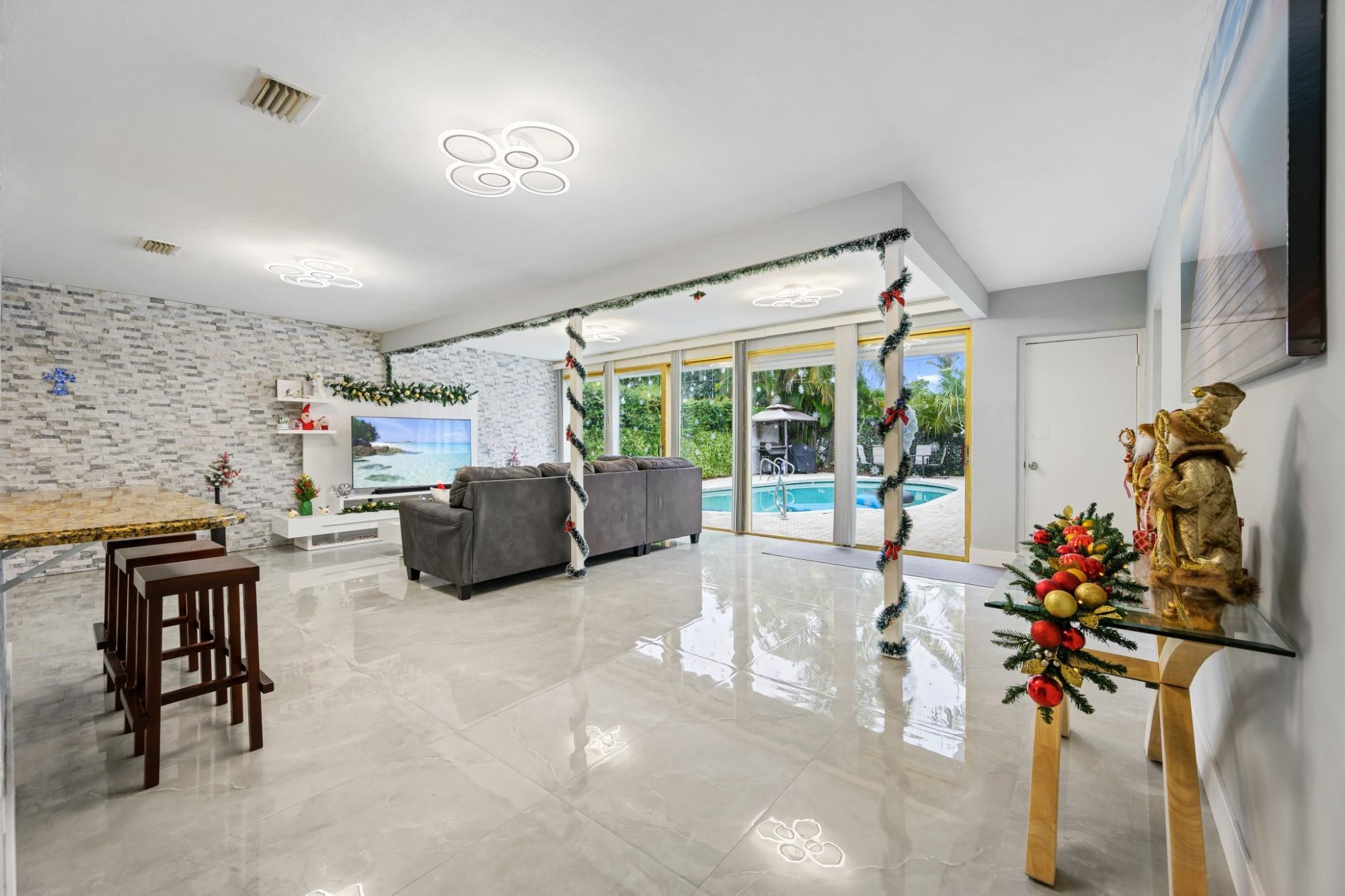 HOLLYWOOD GOLF ESTATES SE - Residential