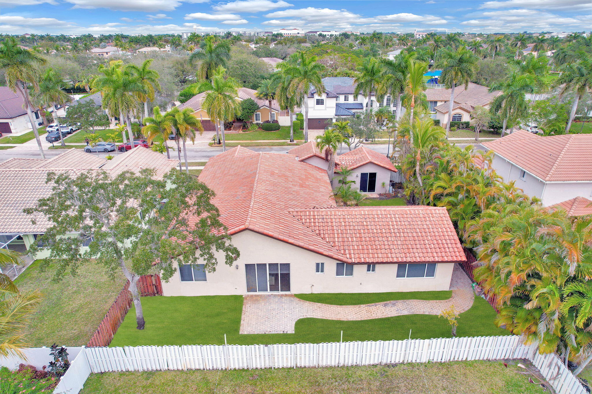 WINDSOR PALMS - Residential