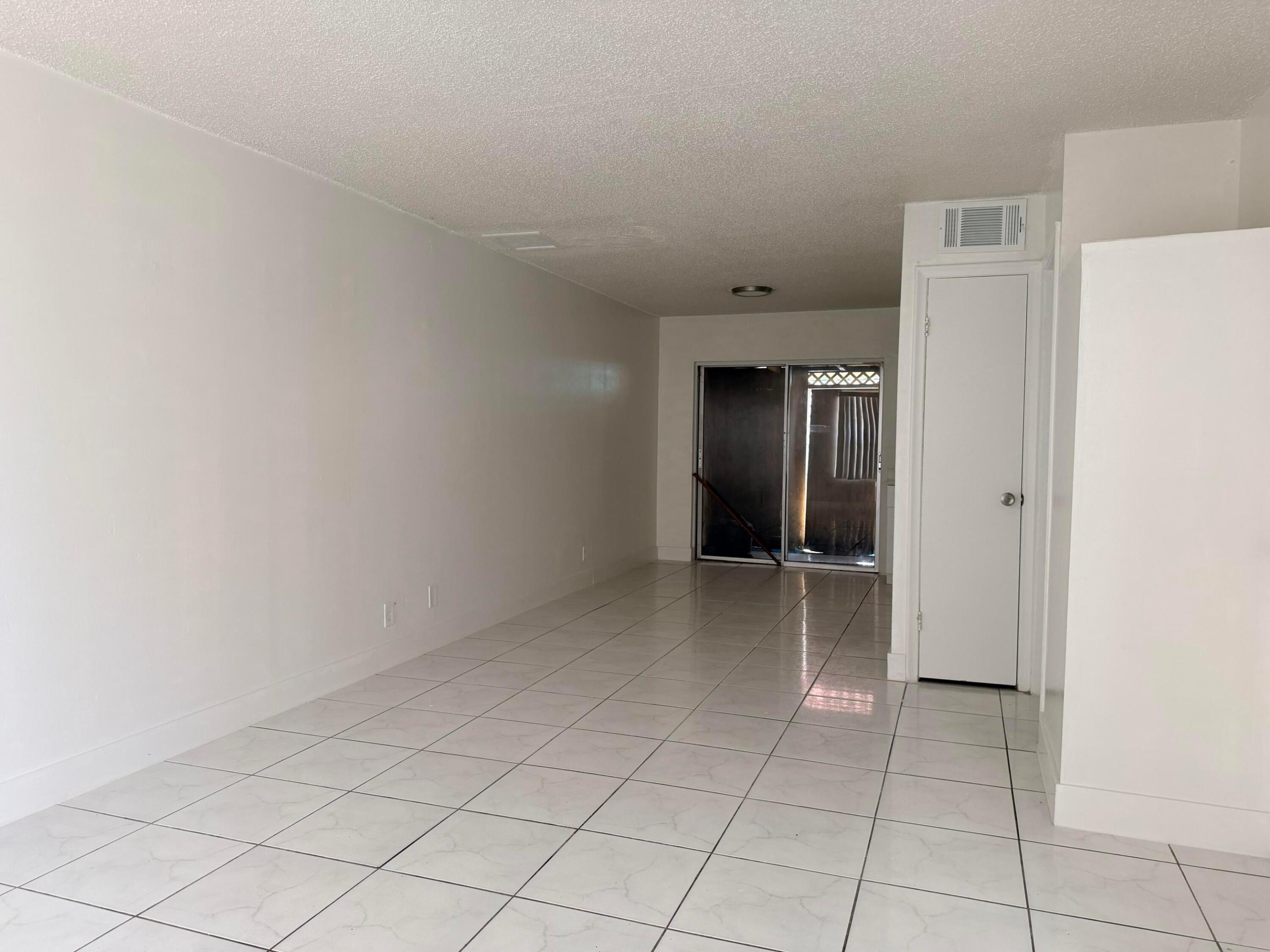 ROYAL OAKS TOWNHOUSE 4 CONDO - Residential Lease