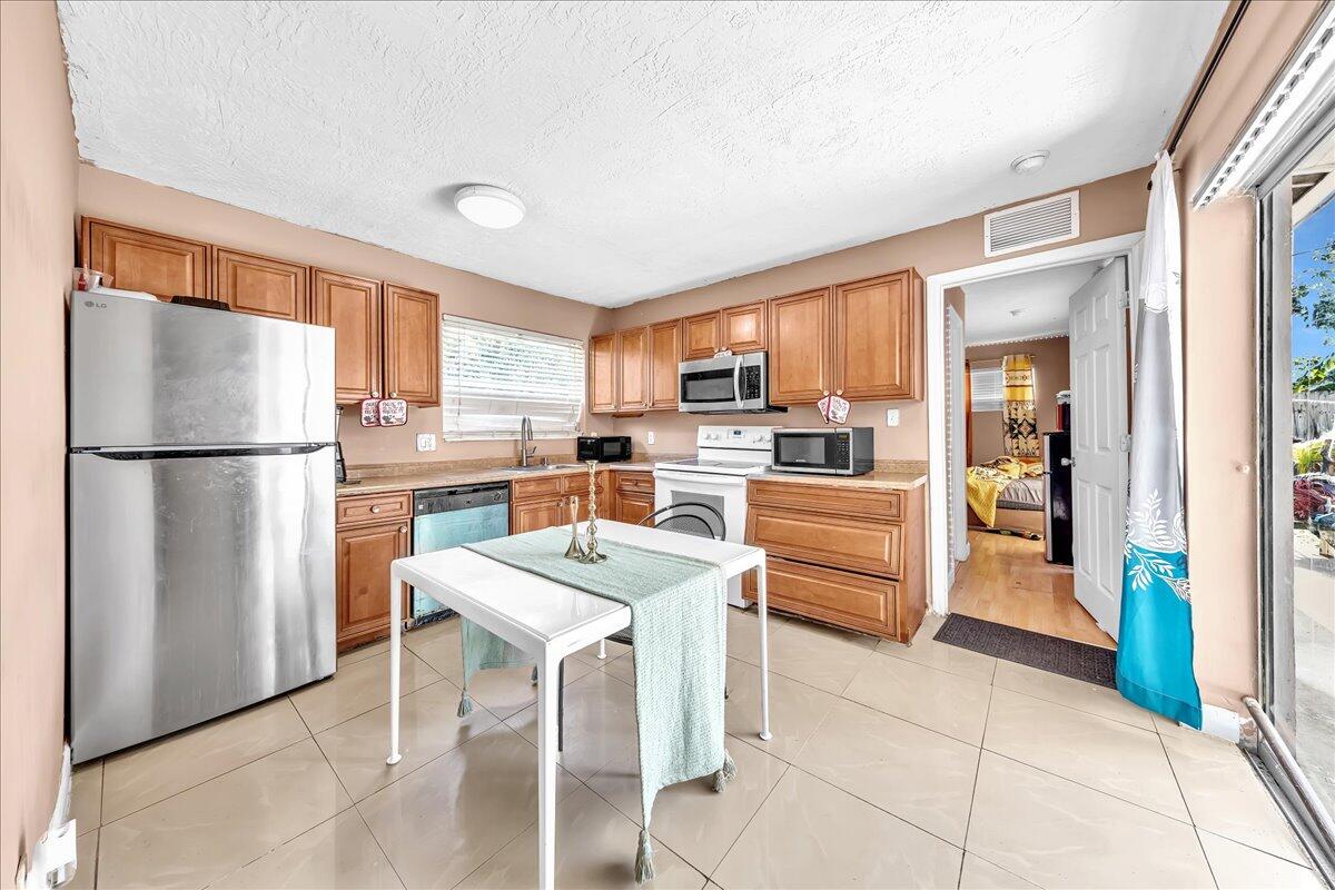 LAUDERDALE LAKES NORTH GATE - Residential