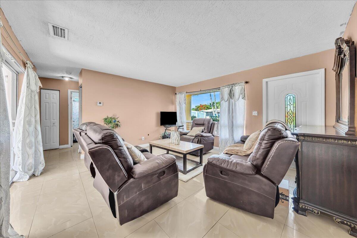 LAUDERDALE LAKES NORTH GATE - Residential
